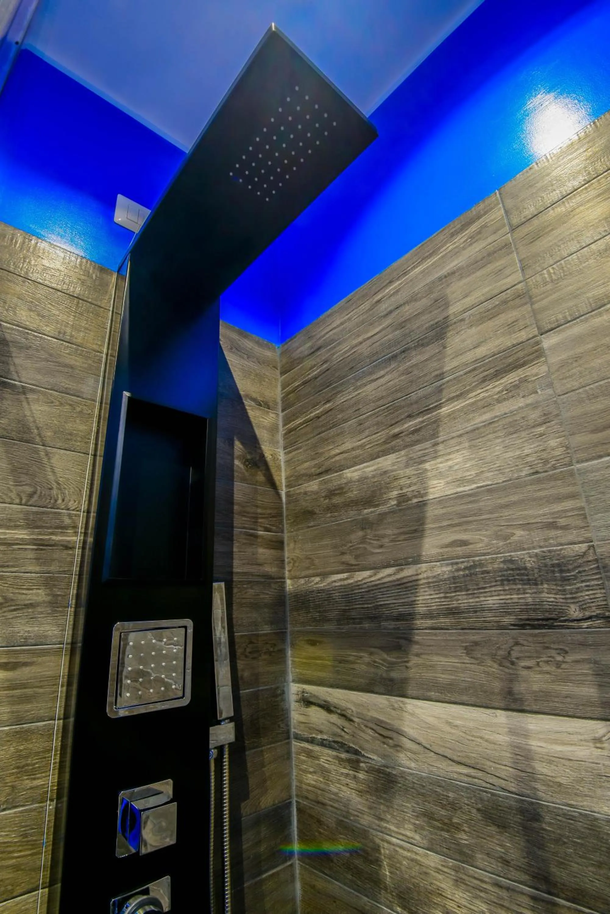 Shower in Allegra's House Caracciolo