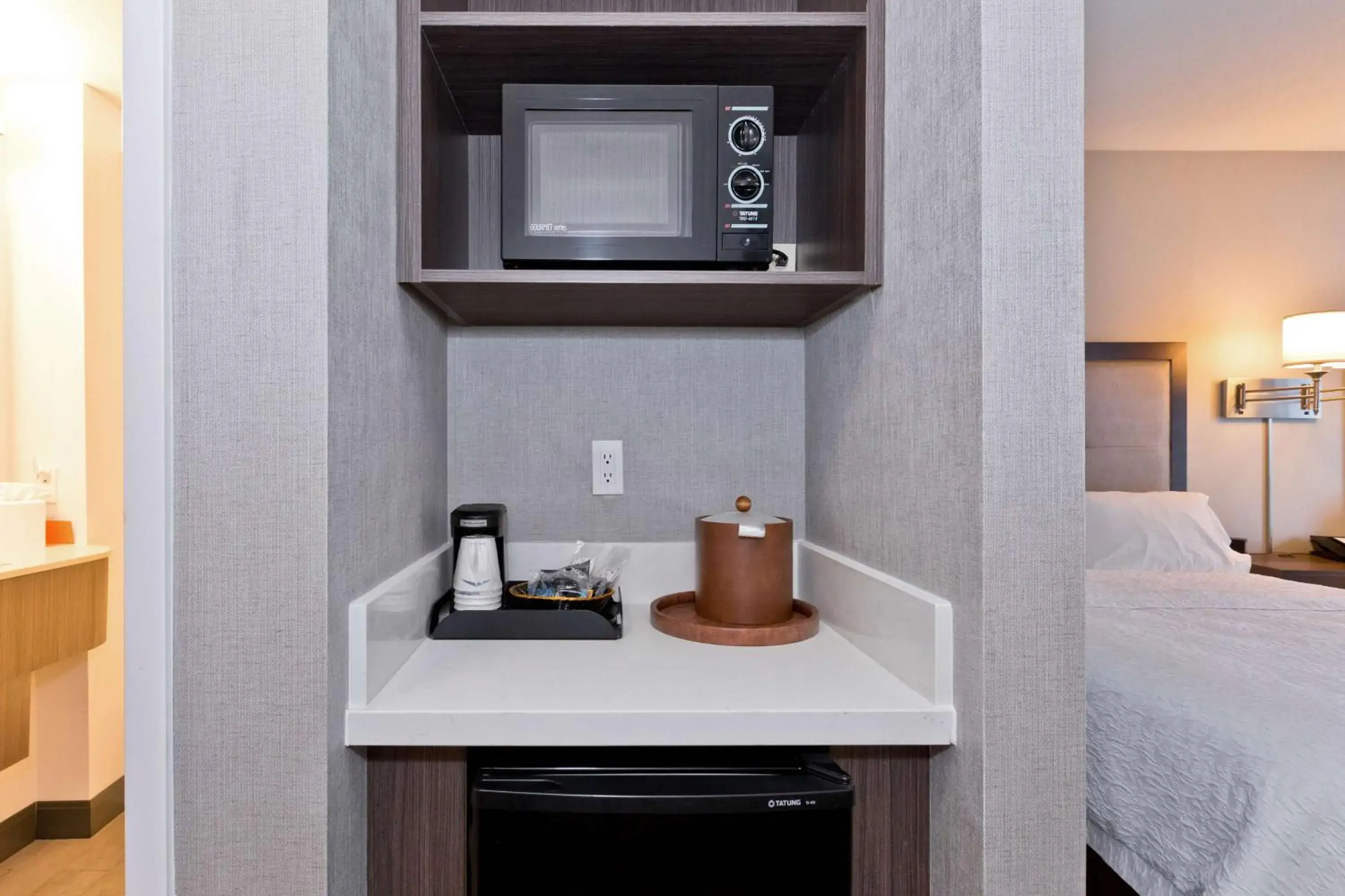 Dining area, Bed in Hampton Inn & Suites Palm Desert Dining area, Bed in Hampton Inn & Suites Palm Desert