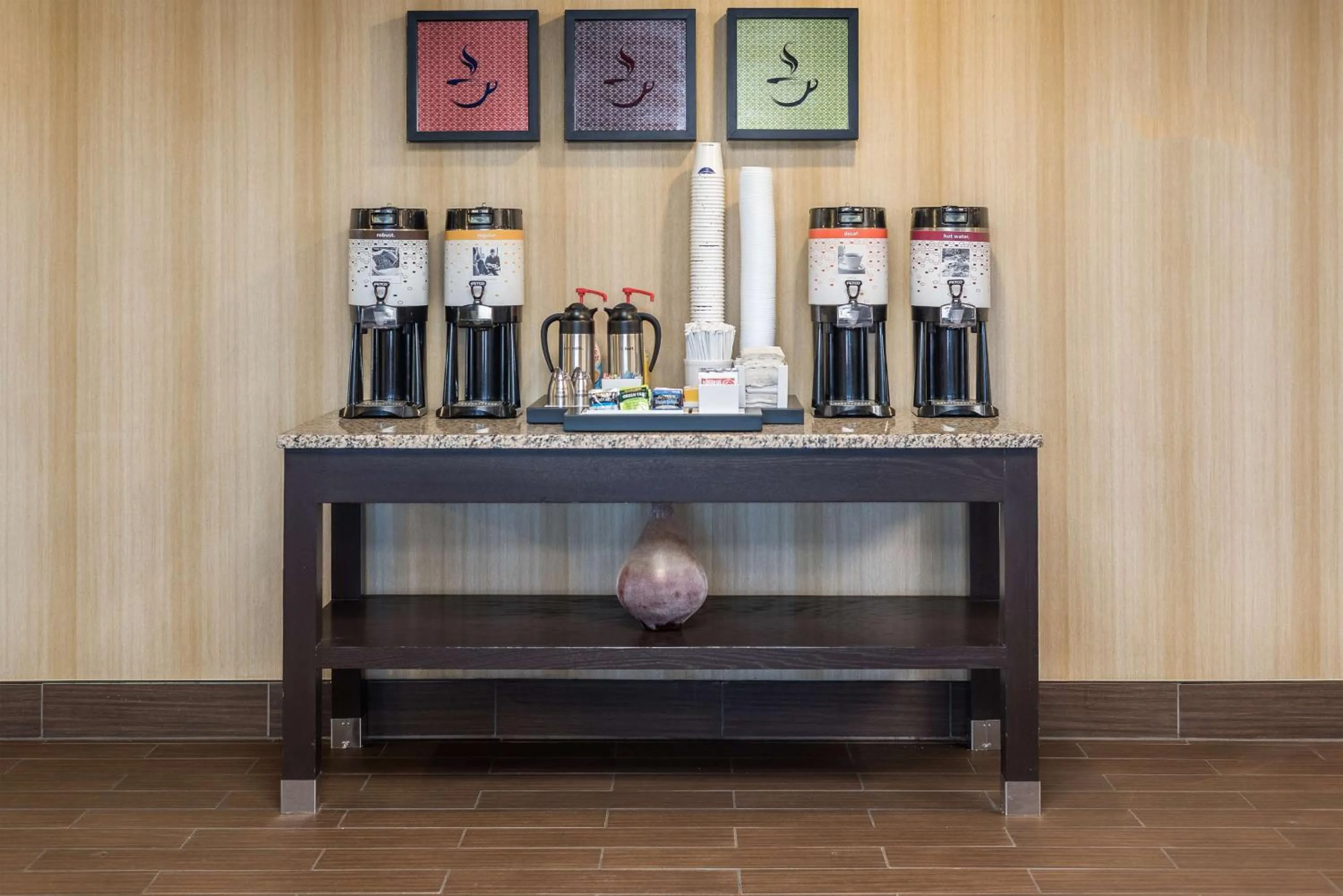Dining area in Hampton Inn Parkersburg/Mineral Wells