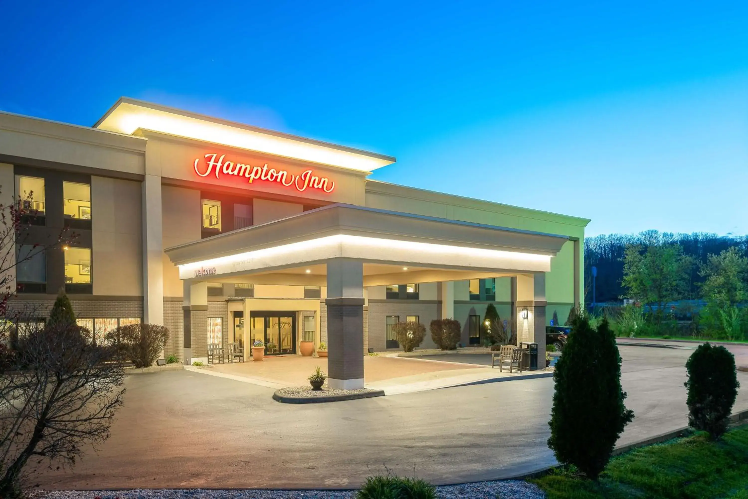Property building in Hampton Inn Parkersburg/Mineral Wells Property building in Hampton Inn Parkersburg/Mineral Wells
