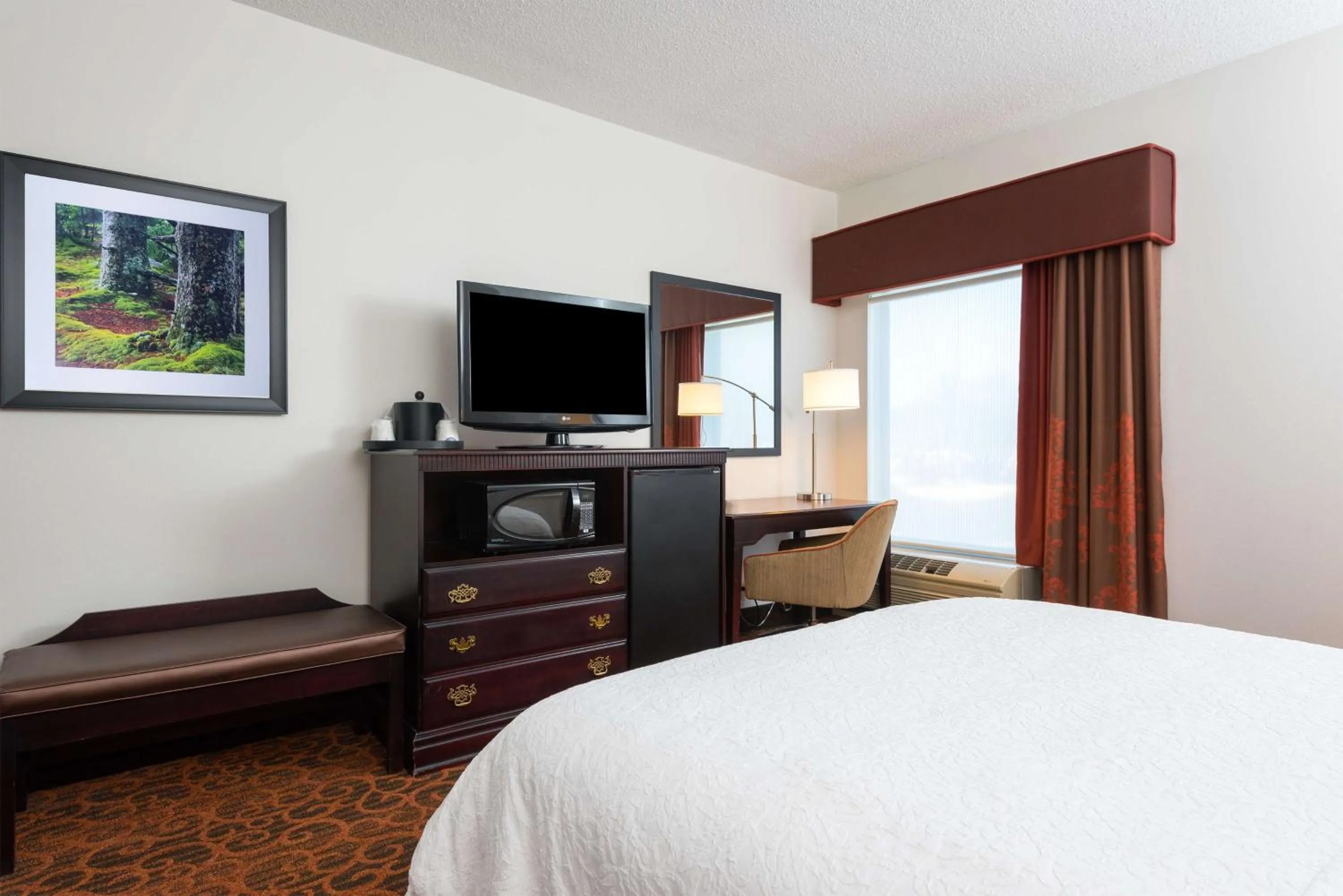 Bed in Hampton Inn Parkersburg/Mineral Wells