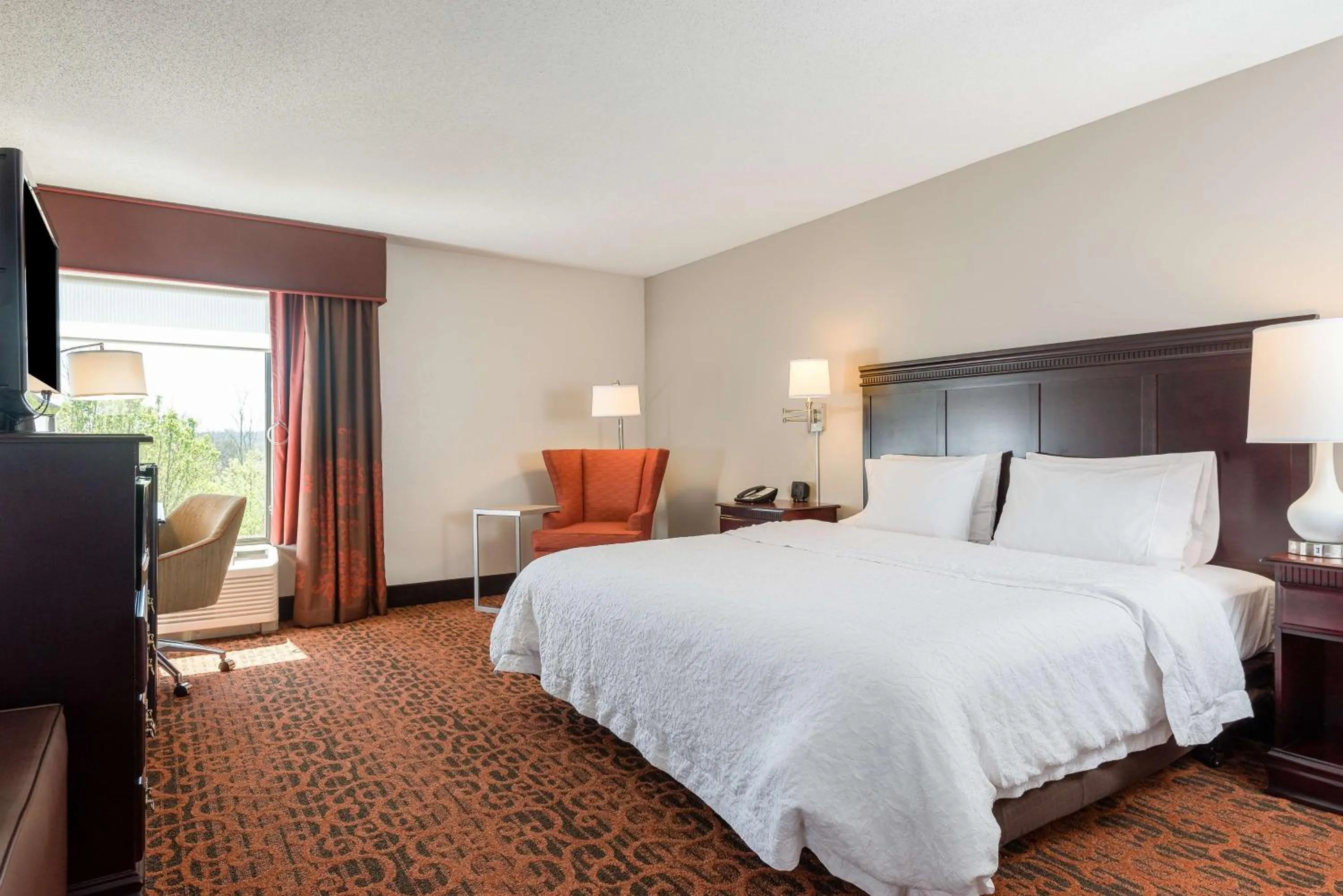 Bed in Hampton Inn Parkersburg/Mineral Wells