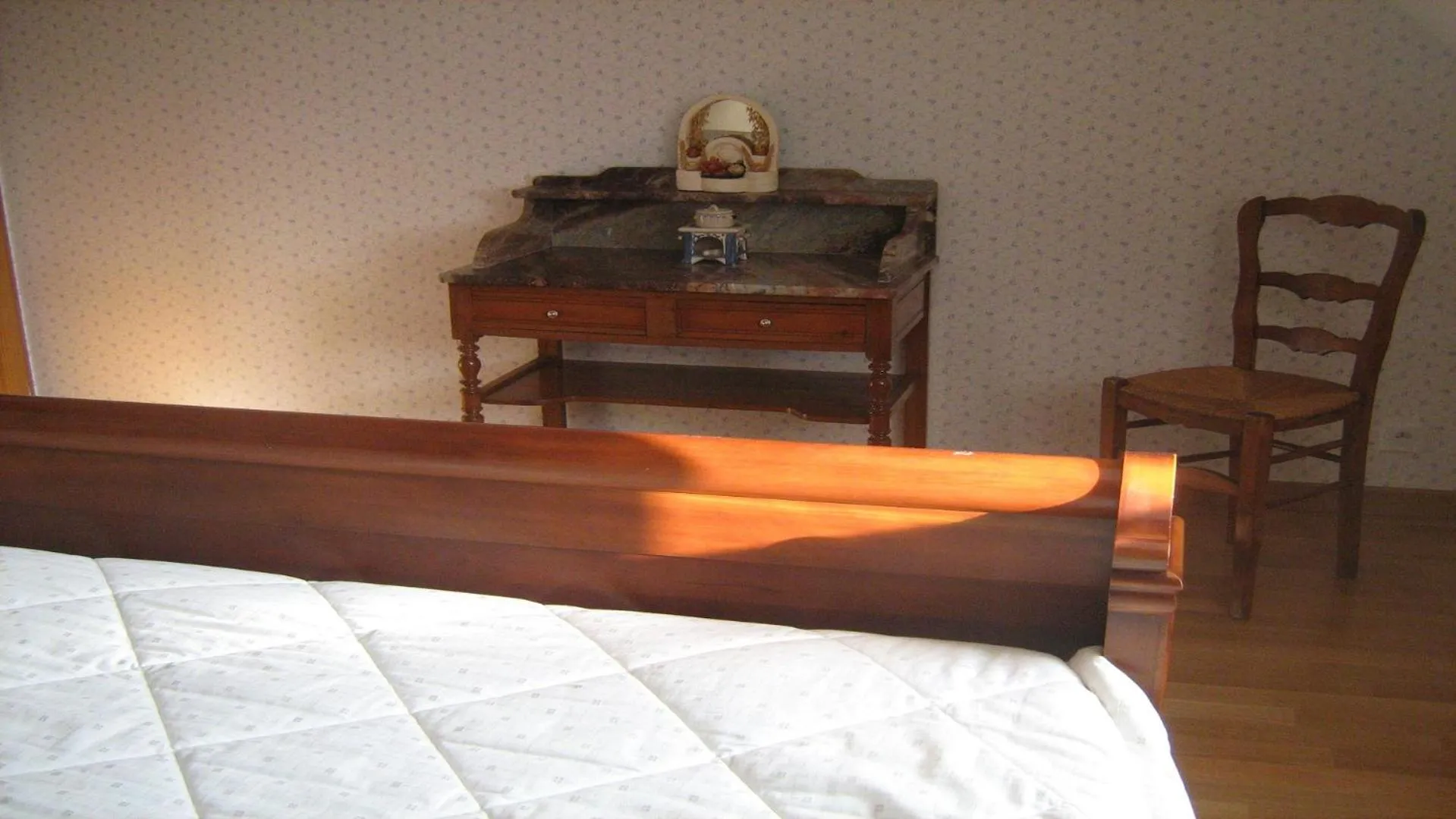 Living room, Bed in La Roseraie