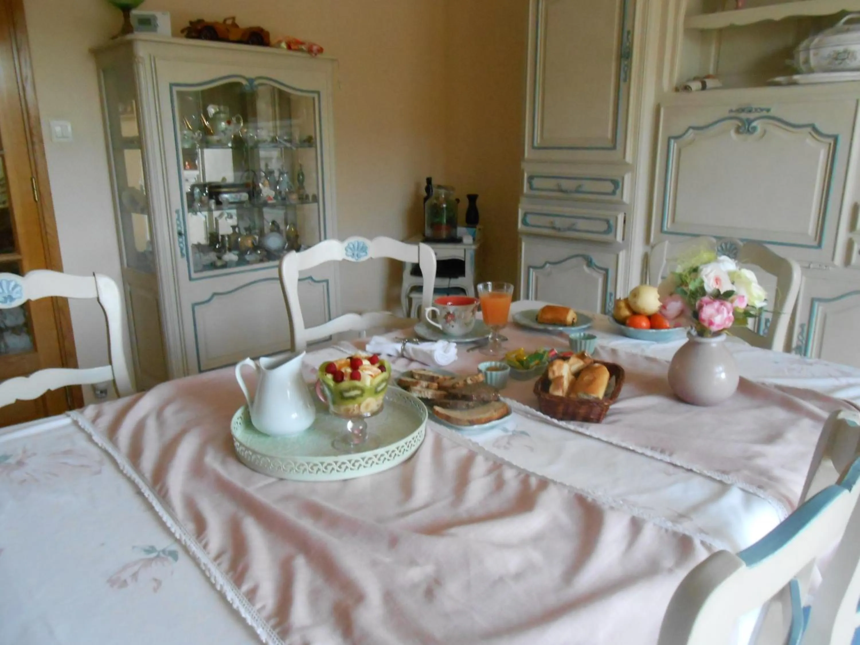 Continental breakfast in La Roseraie
