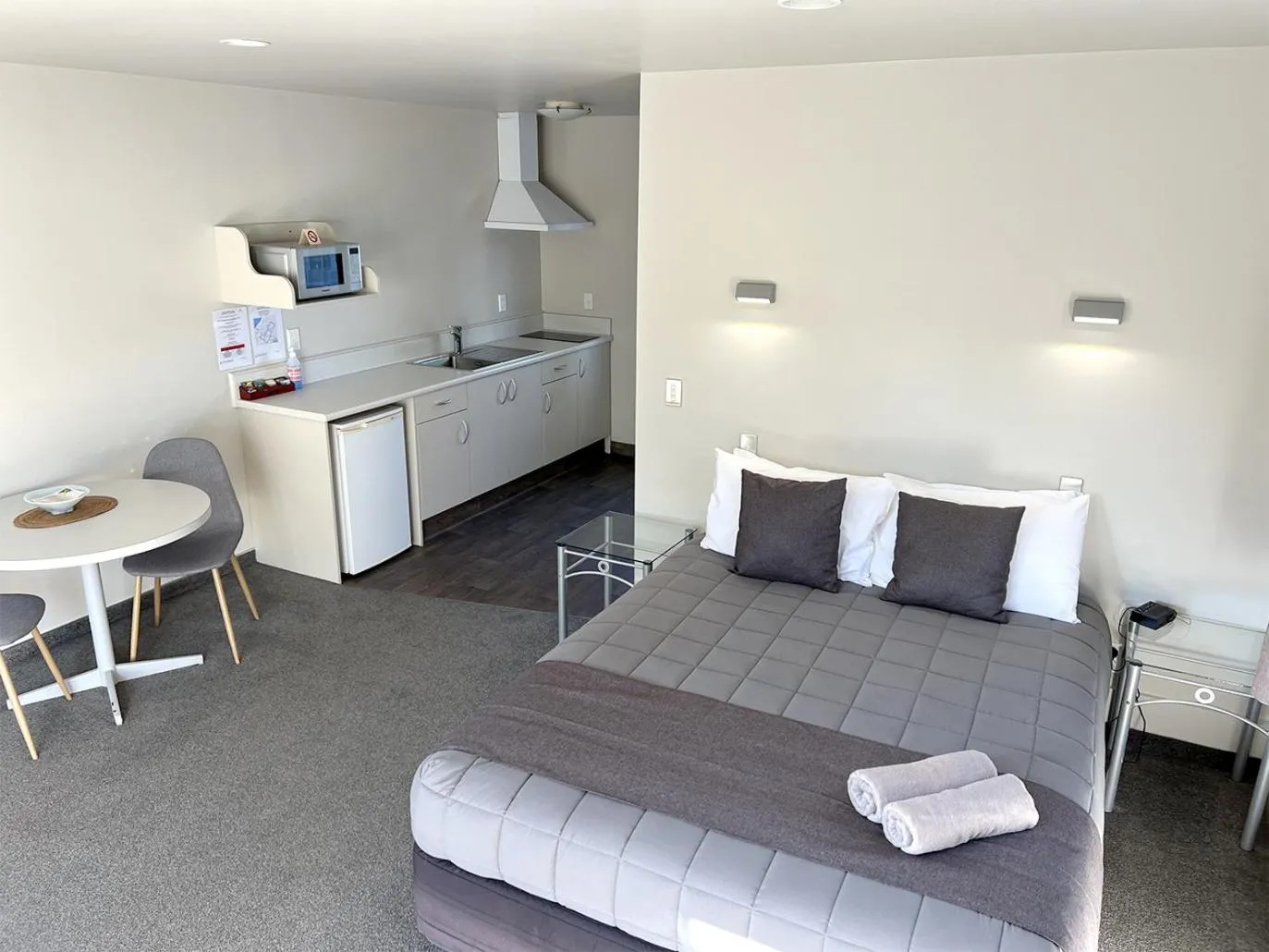 Bed in Jade Court Motel