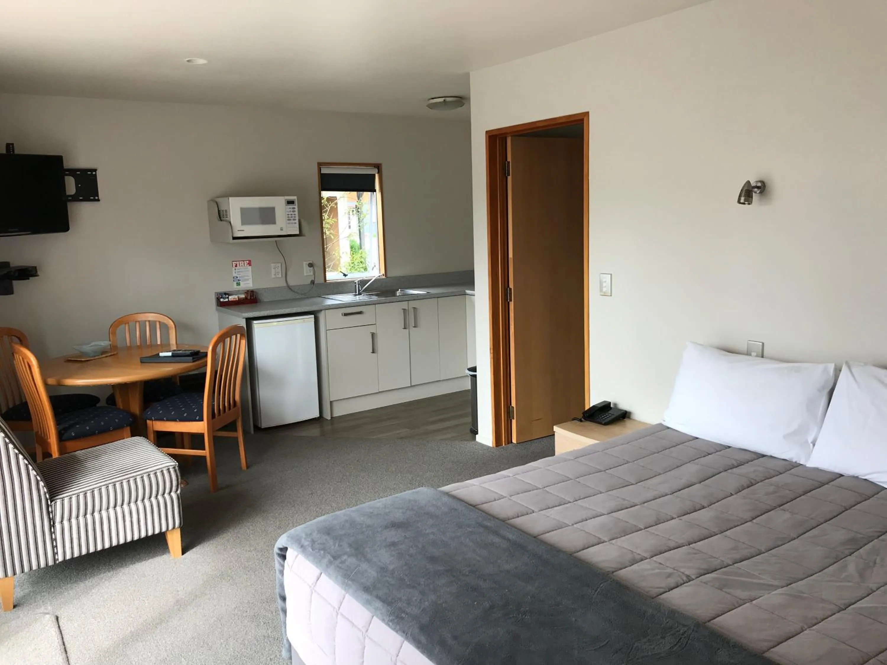 Bed in Jade Court Motel