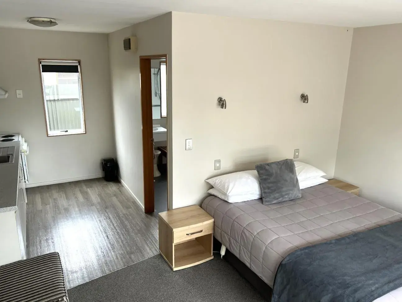 Bed in Jade Court Motel Bed in Jade Court Motel