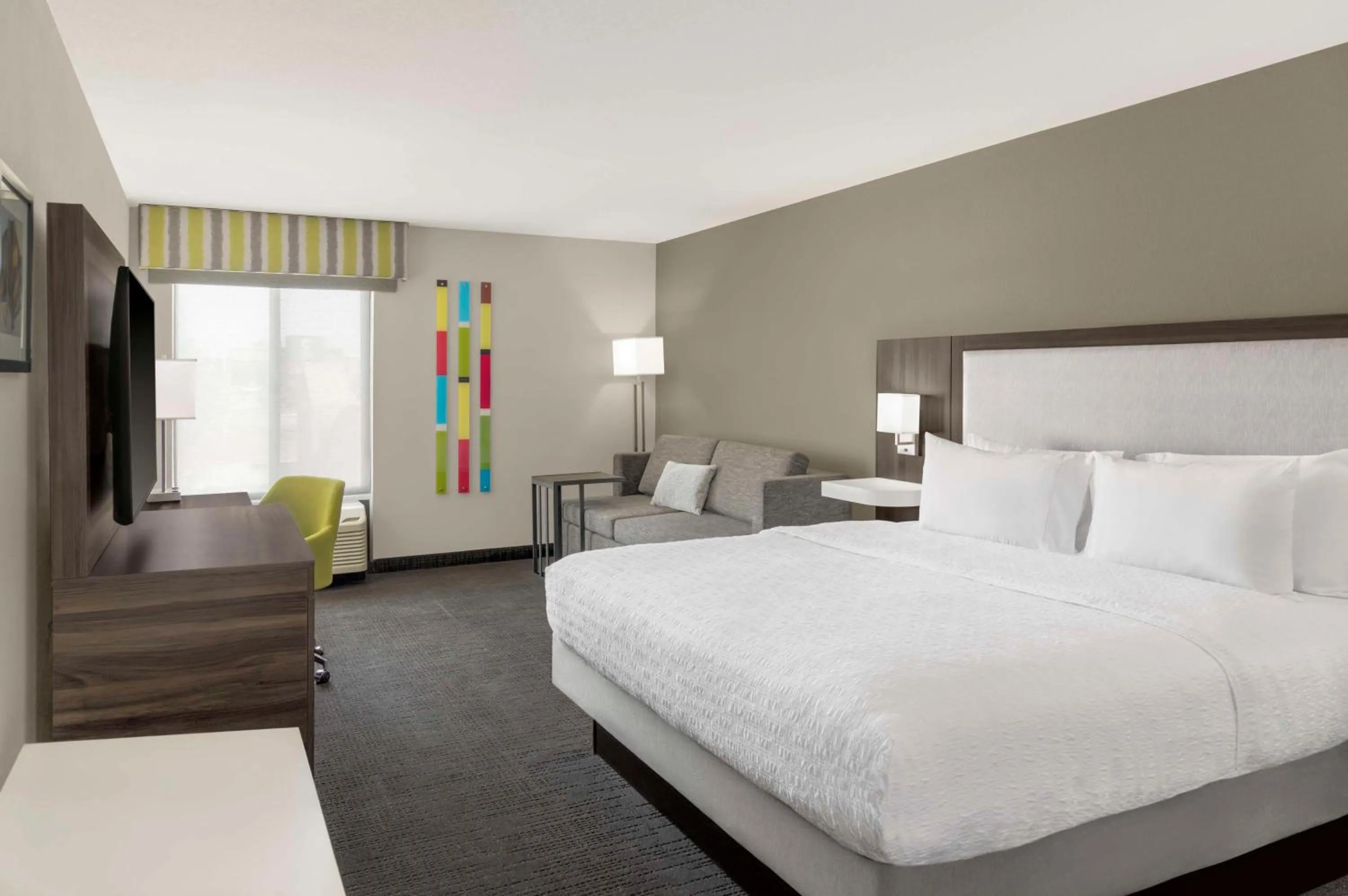 Living room, Bed in Hampton Inn Olathe