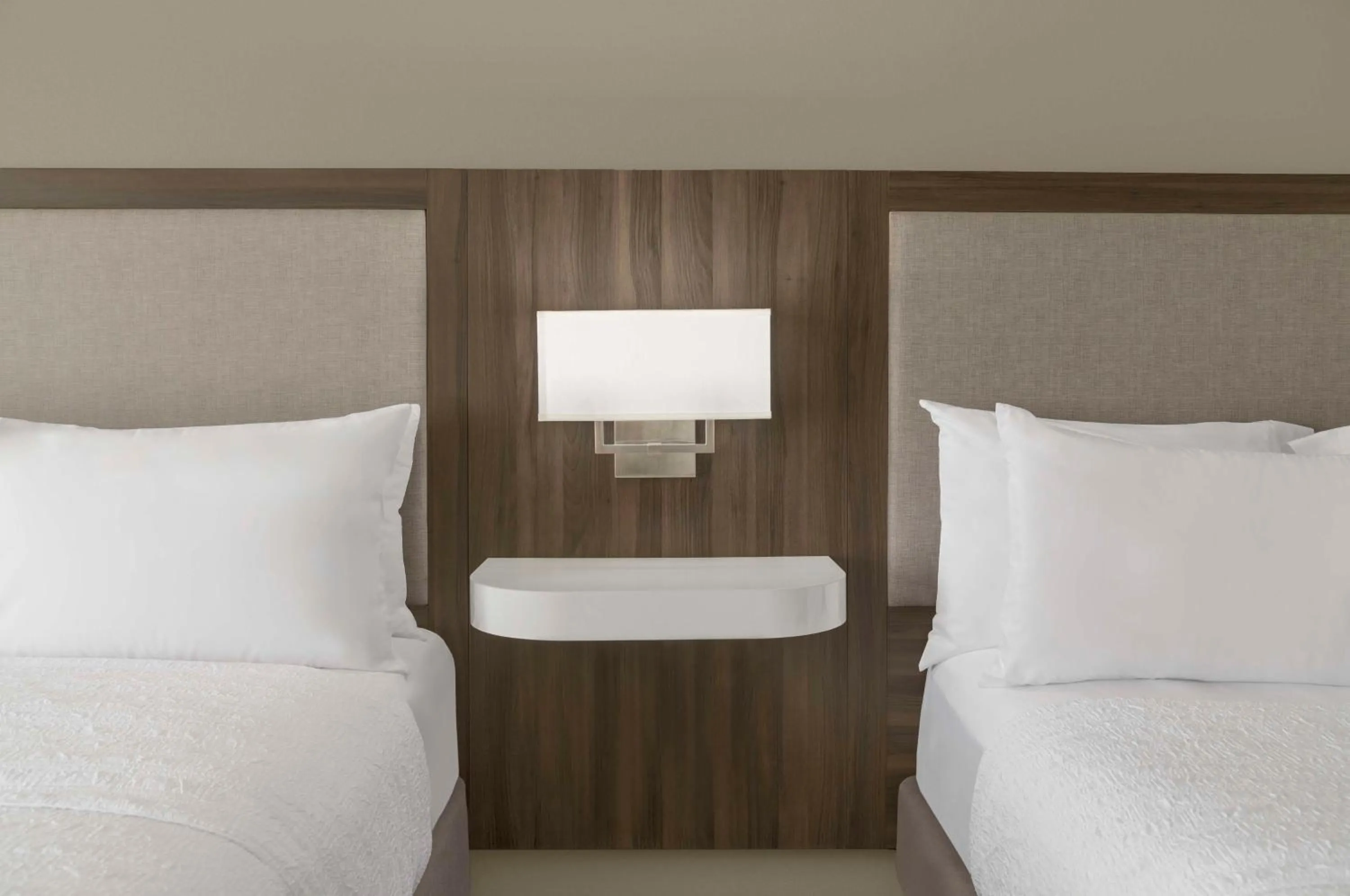 Bed in Hampton Inn Olathe