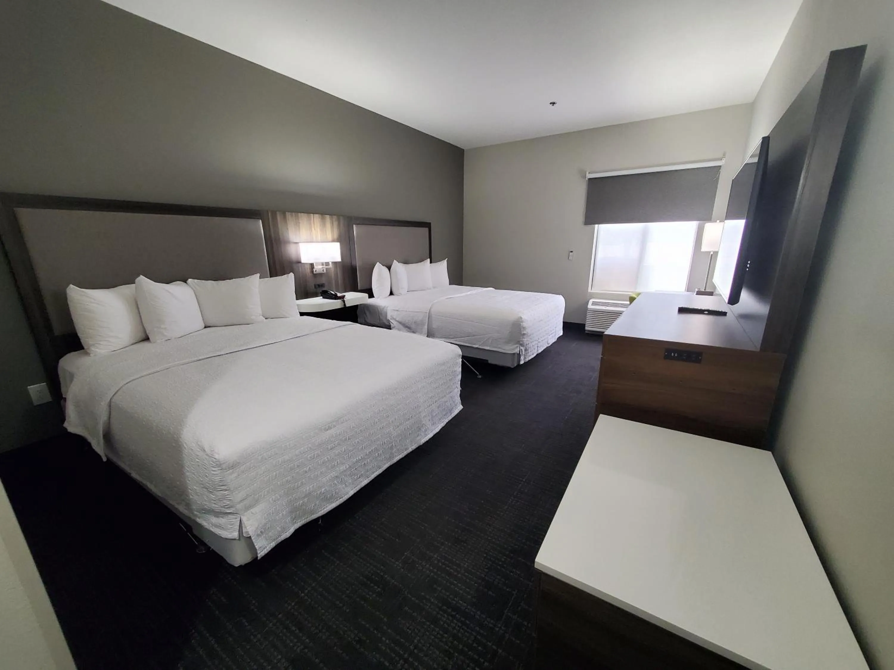 Bed in Hampton Inn Olathe