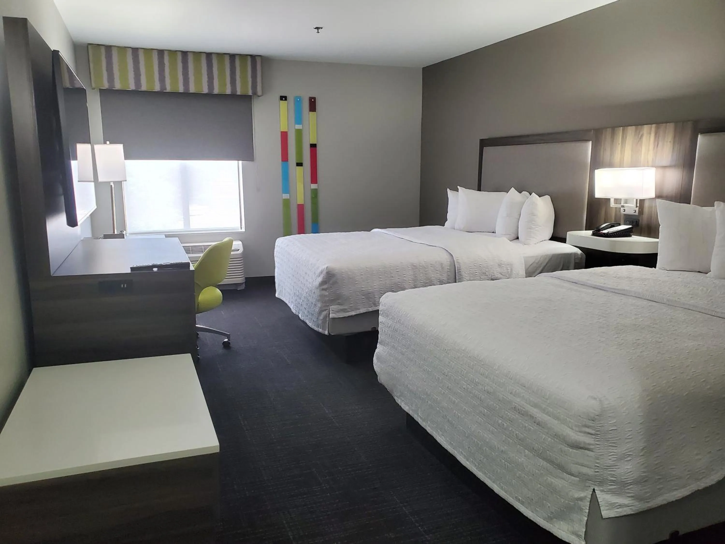 Bed in Hampton Inn Olathe