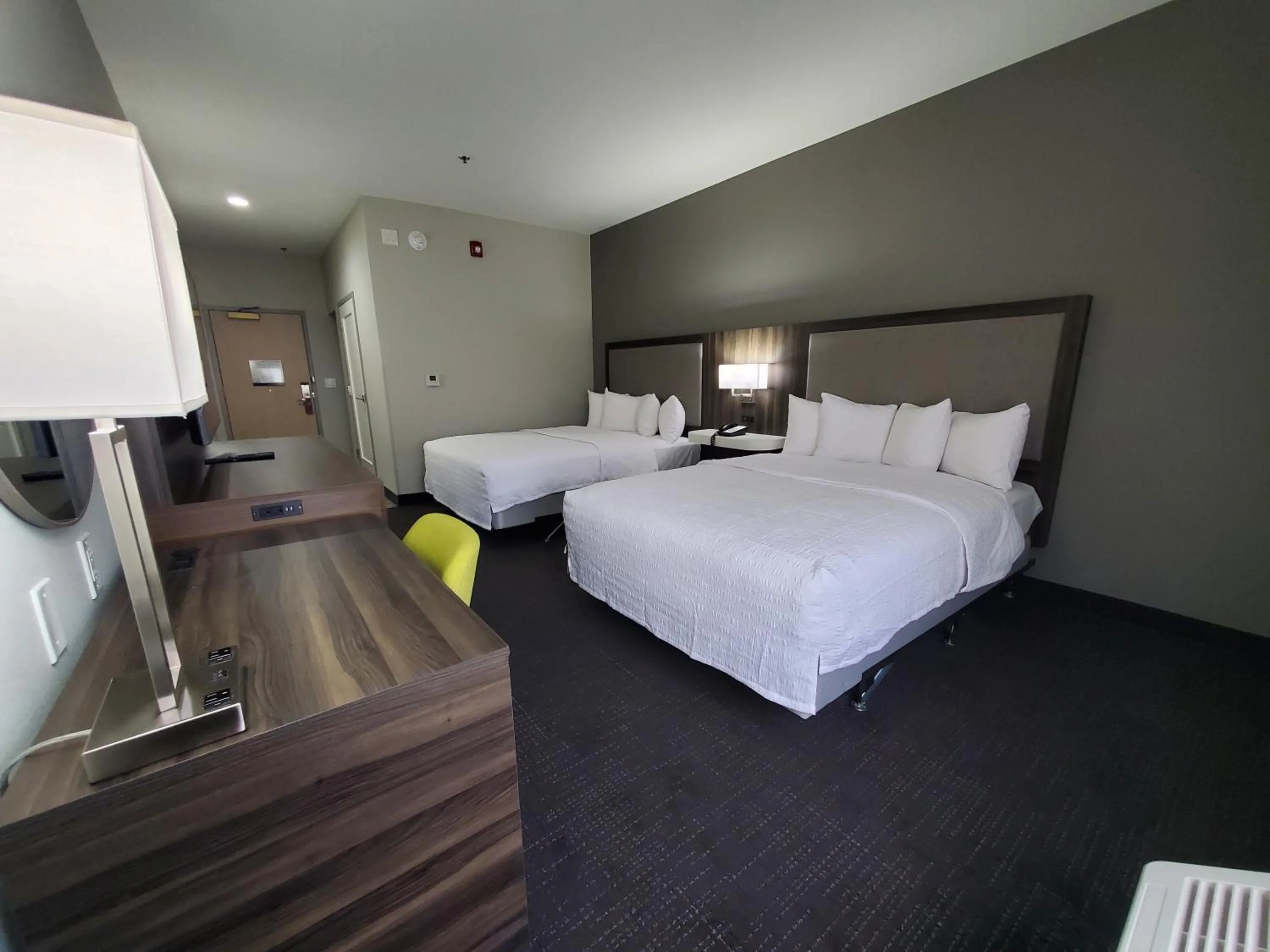 Bed in Hampton Inn Olathe