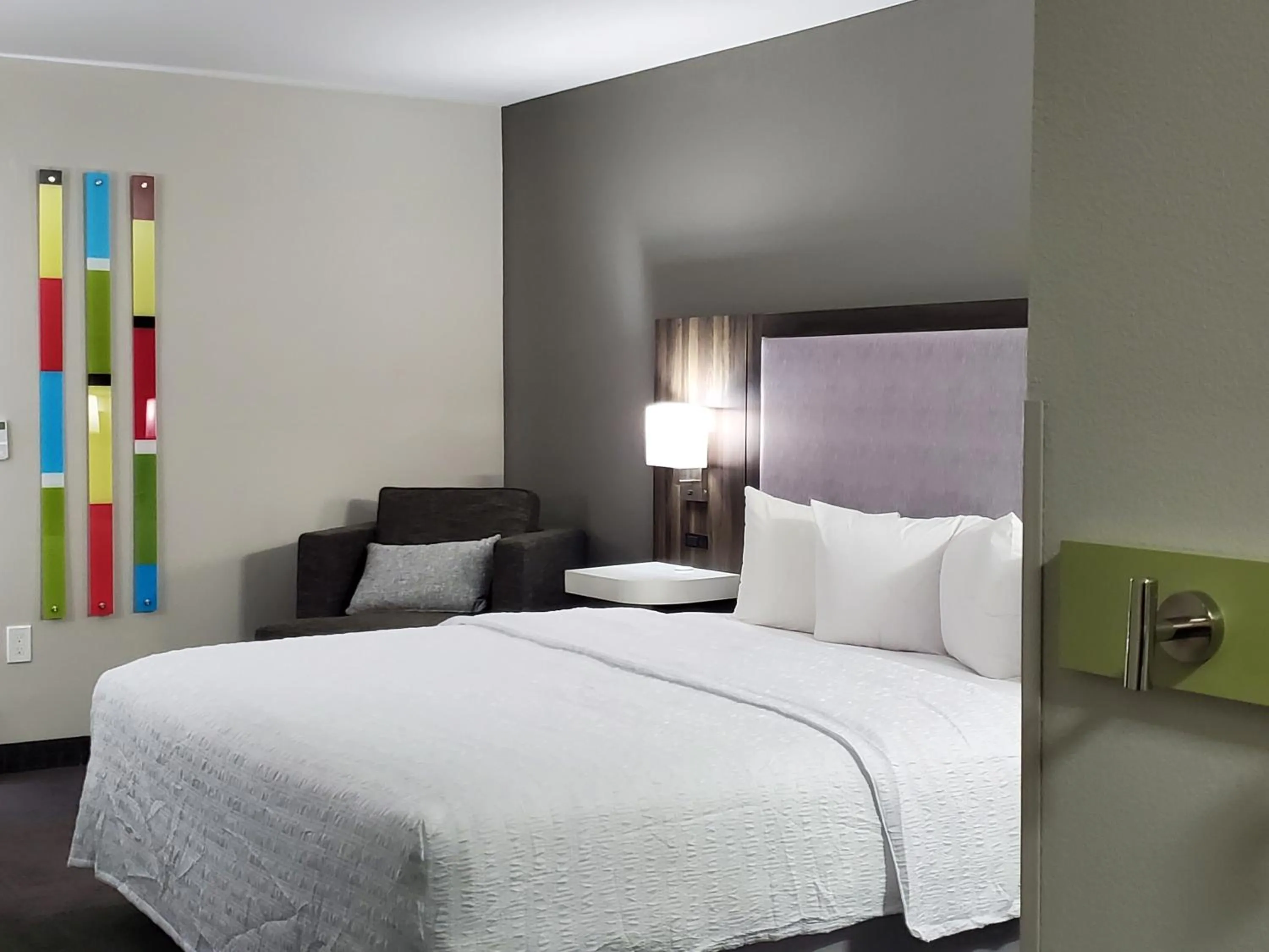 Bed in Hampton Inn Olathe