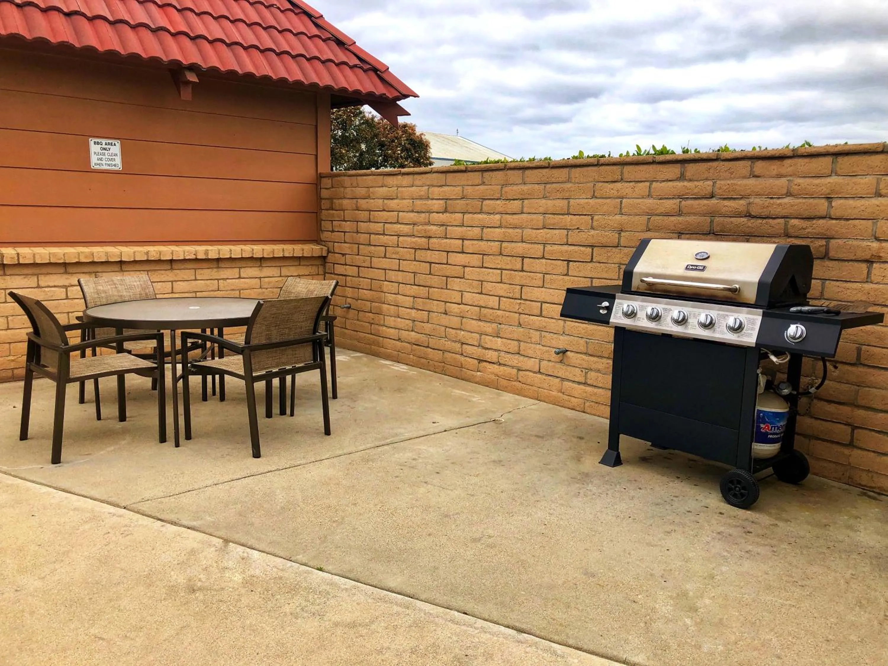 BBQ facilities in Lompoc Valley Inn and Suites