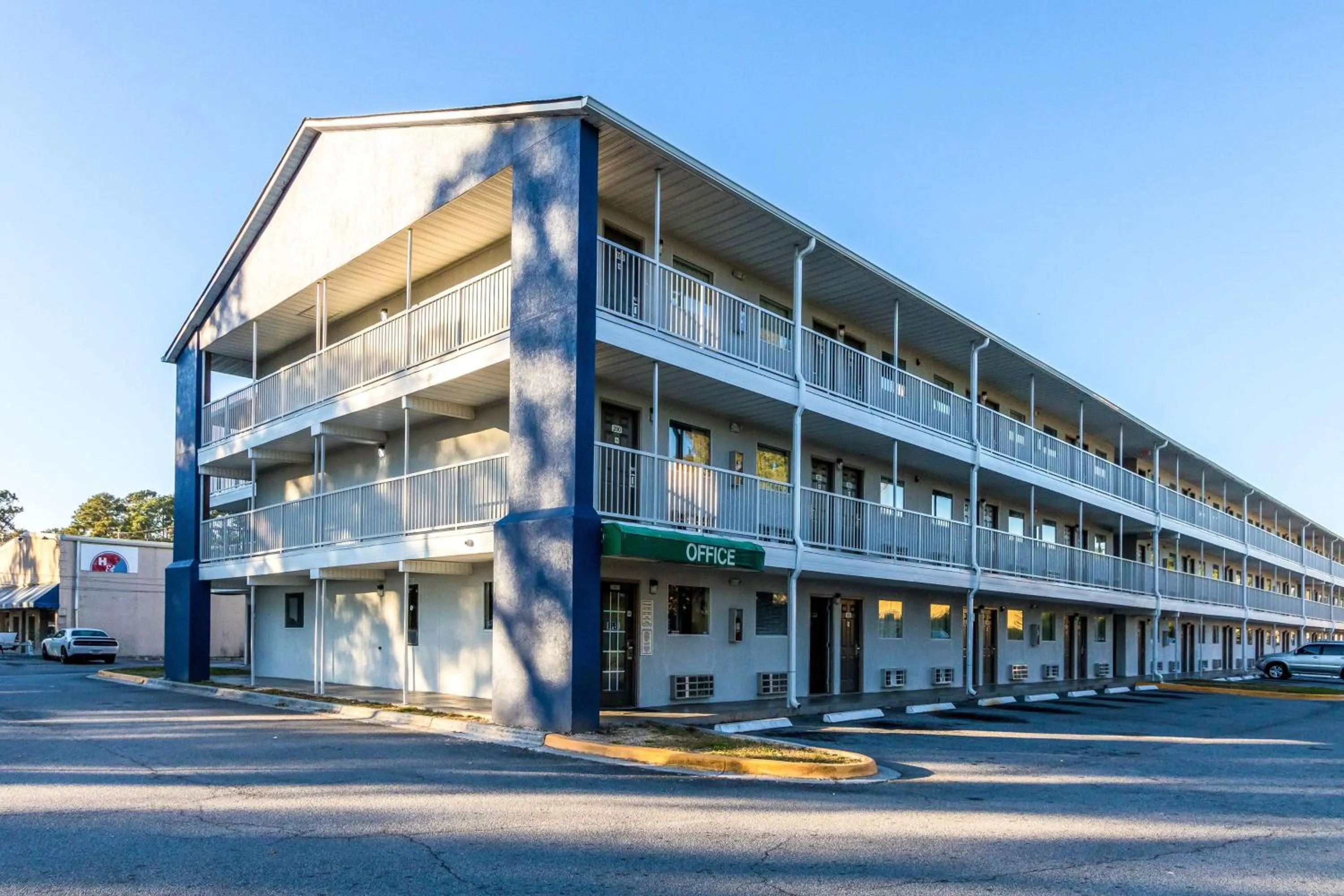 Property building in Studio 6-Savannah, GA