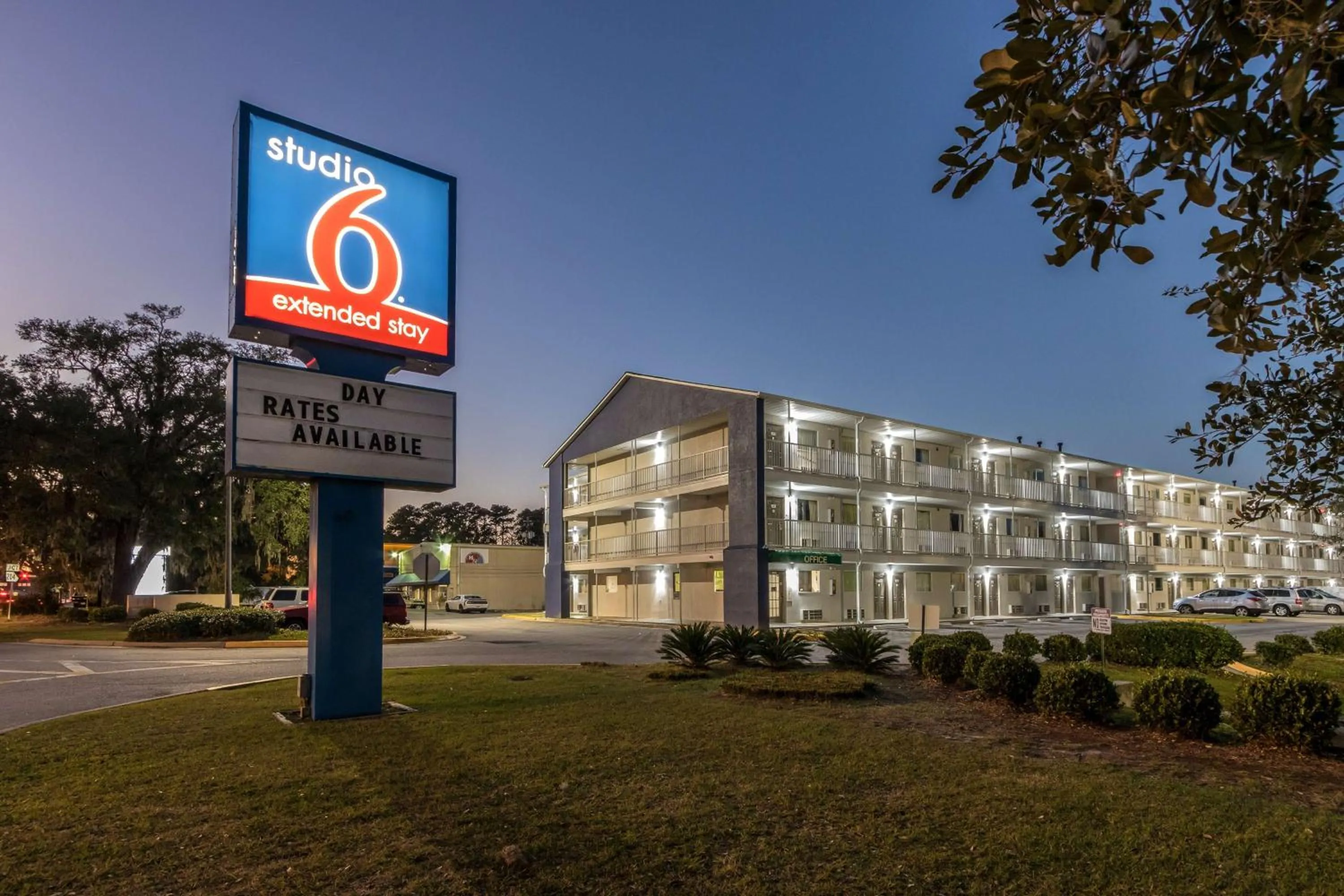 Property building in Studio 6-Savannah, GA