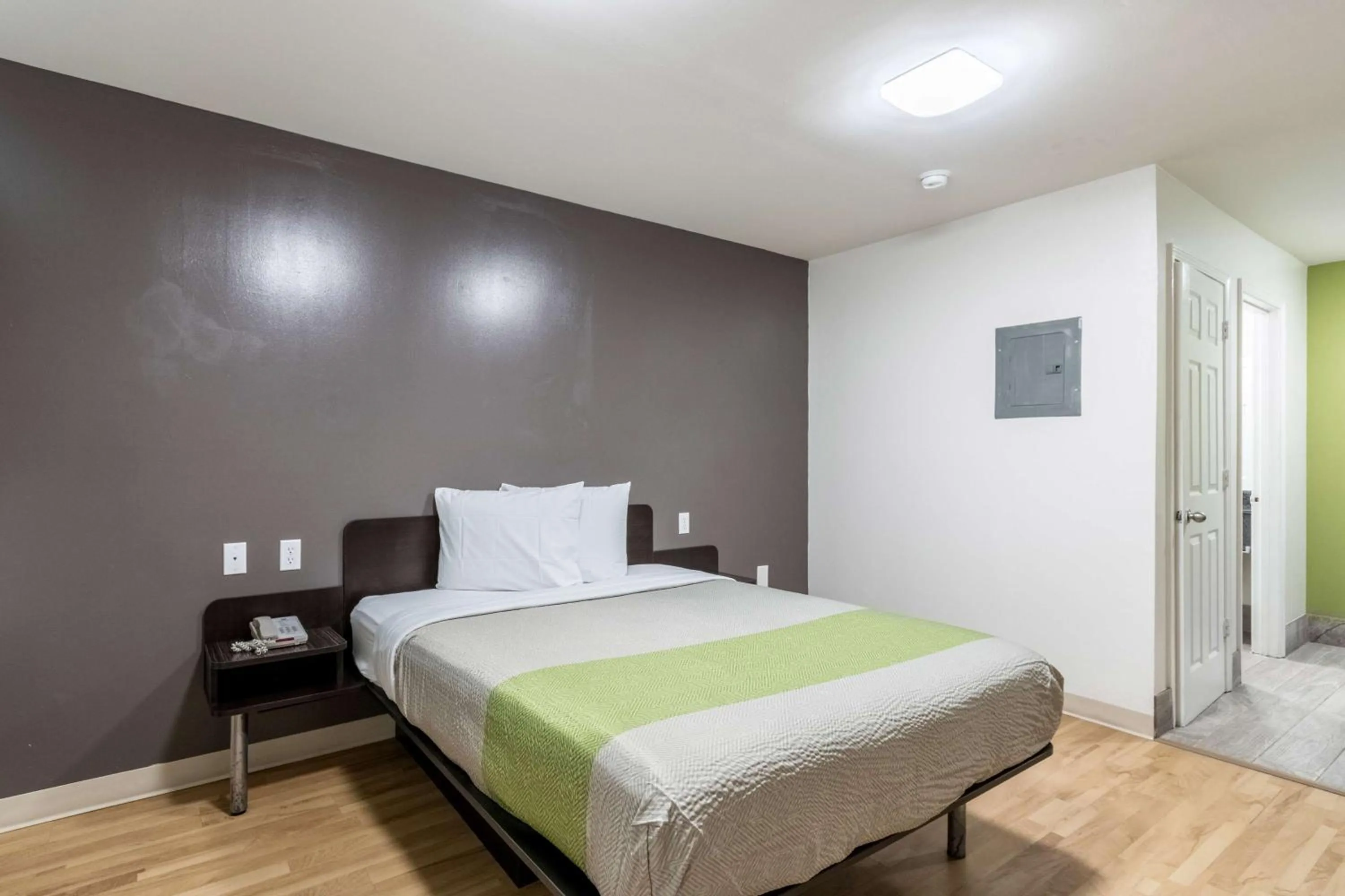 Photo of the whole room, Bed in Studio 6-Savannah, GA