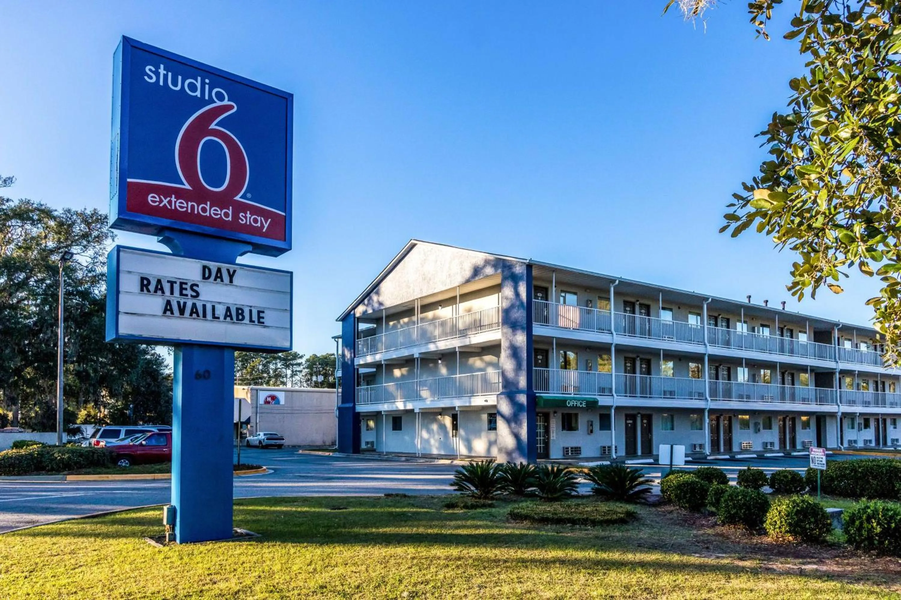 Property building in Studio 6-Savannah, GA