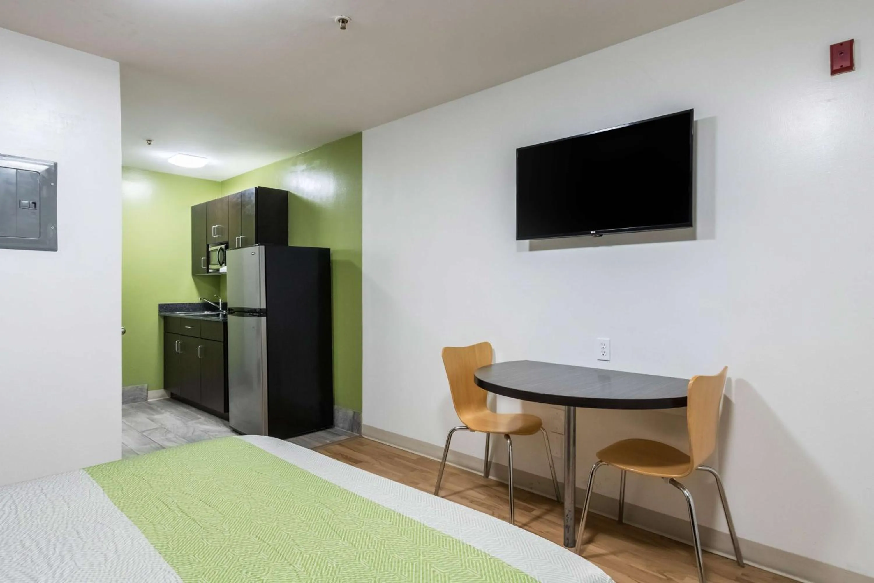 TV and multimedia, Bed in Studio 6-Savannah, GA