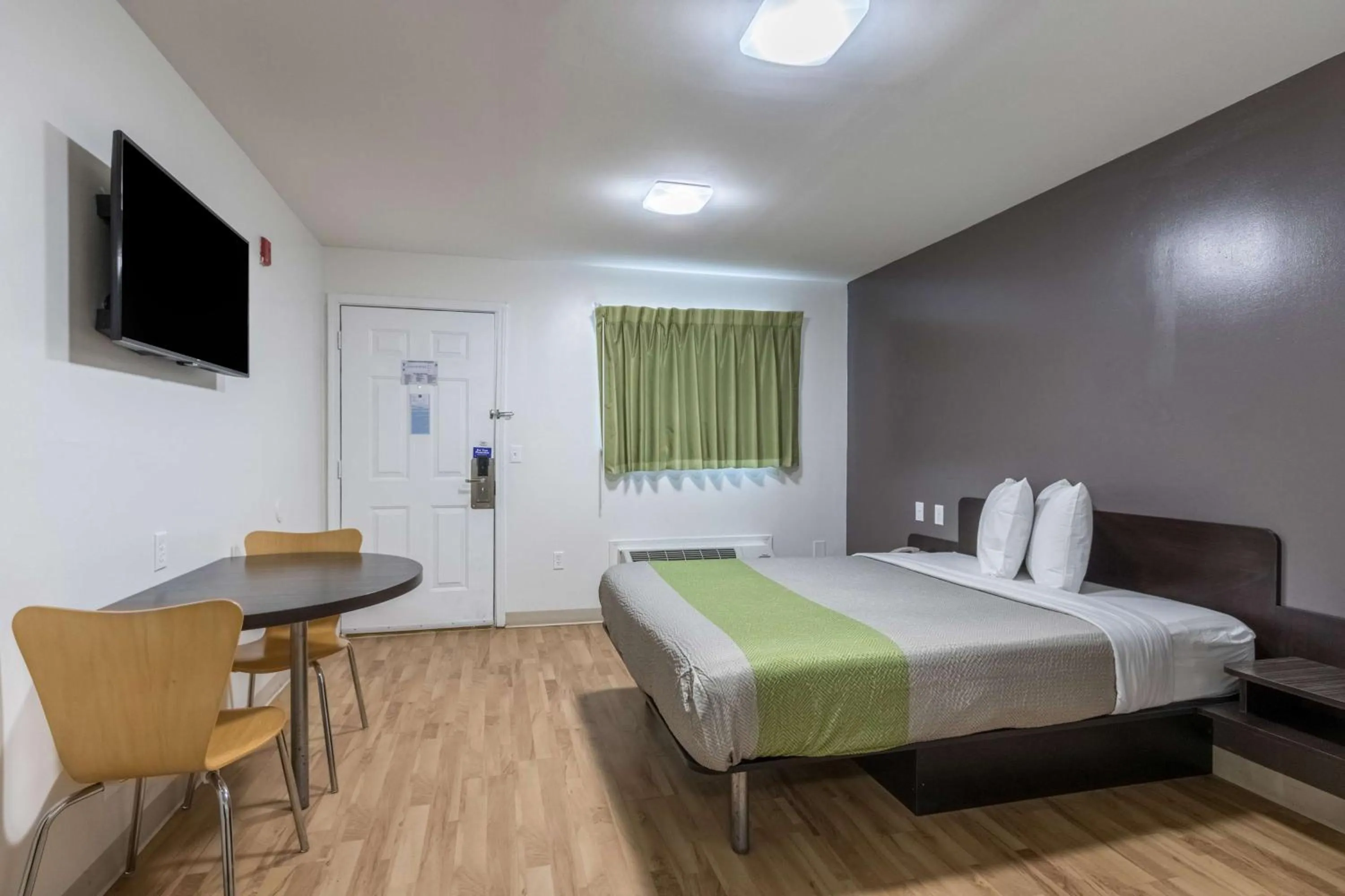 TV and multimedia, Bed in Studio 6-Savannah, GA