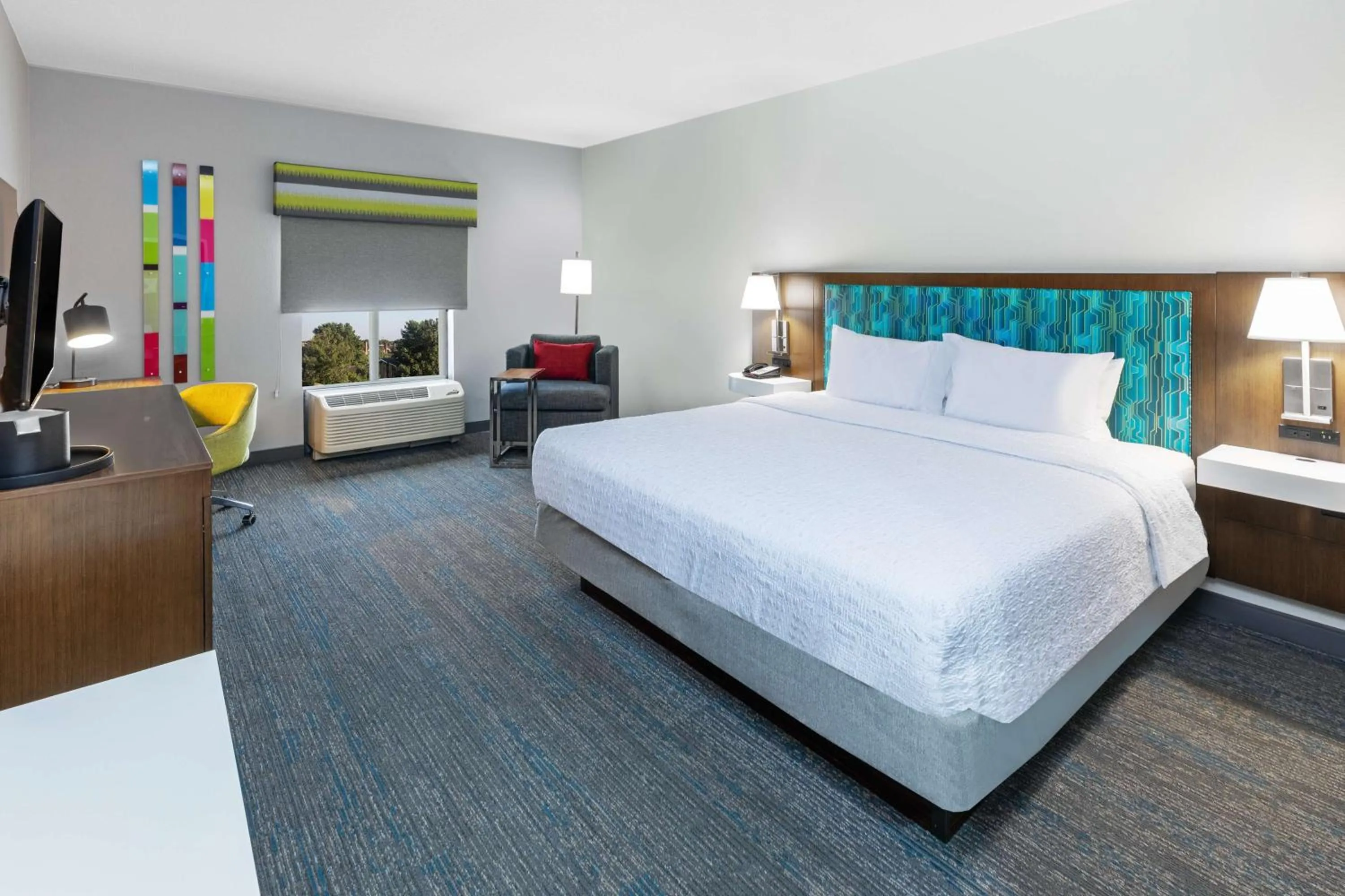 Bed in Hampton Inn & Suites Tulsa-Woodland Hills