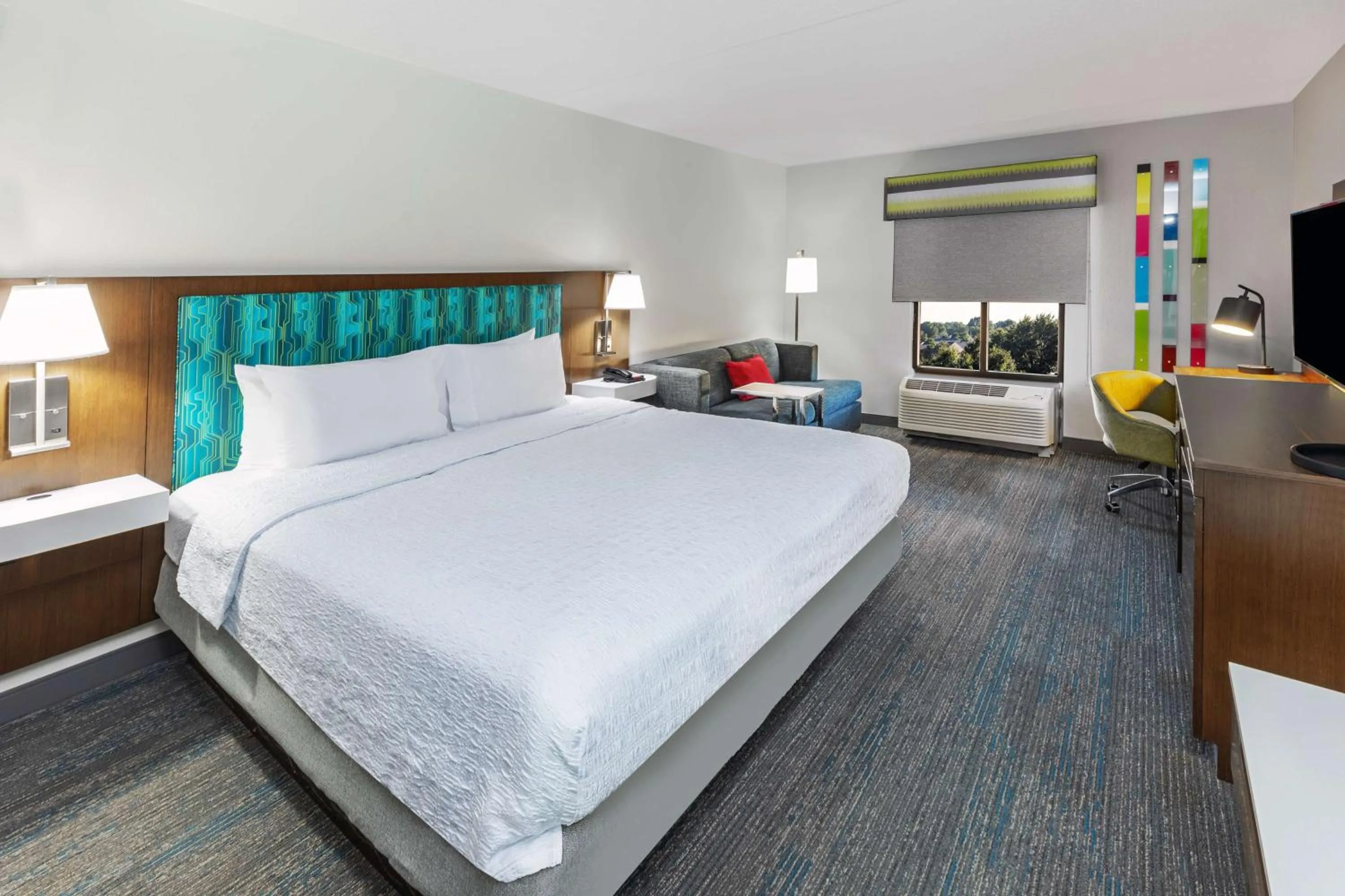 Bed in Hampton Inn & Suites Tulsa-Woodland Hills