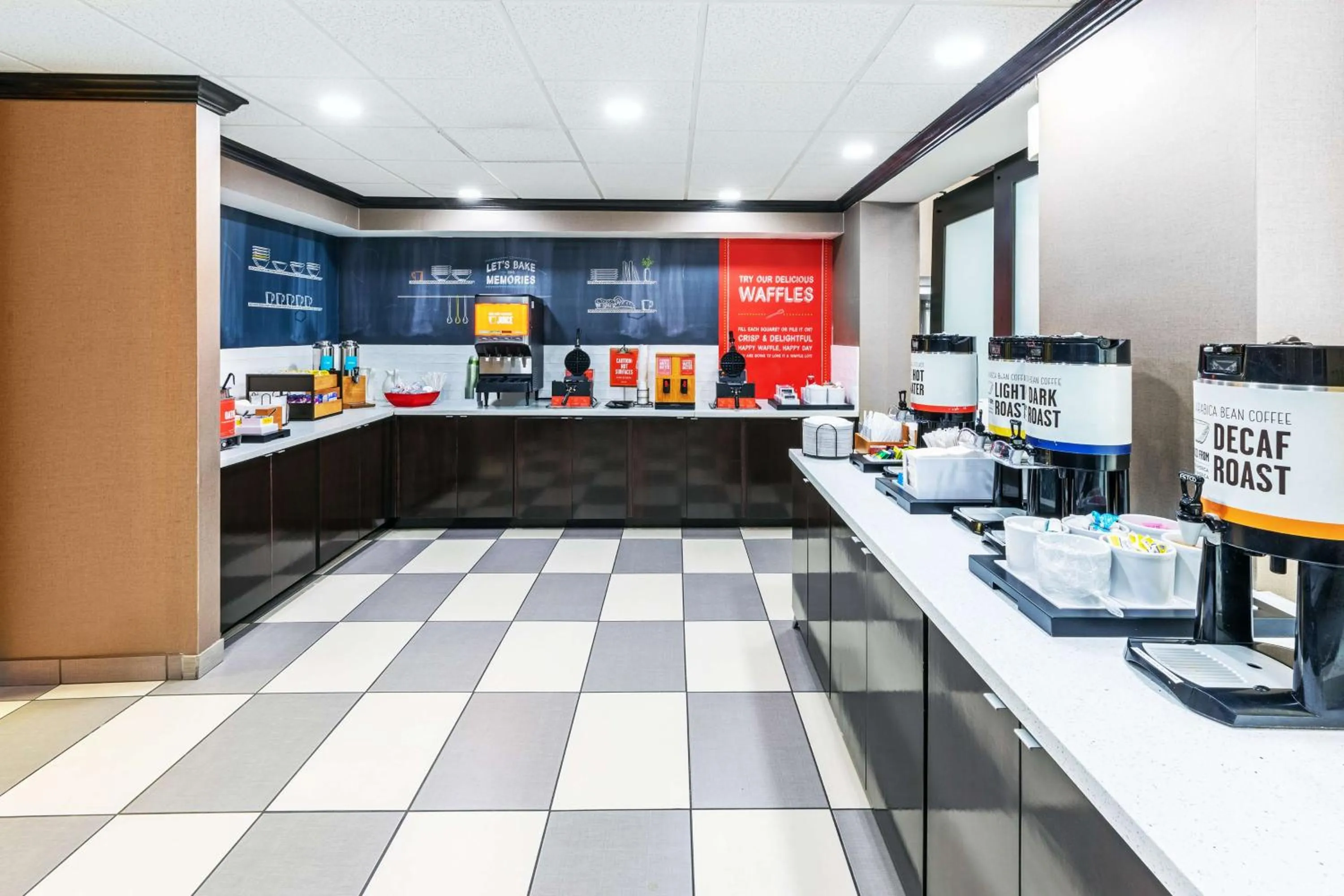 Breakfast in Hampton Inn & Suites Tulsa-Woodland Hills