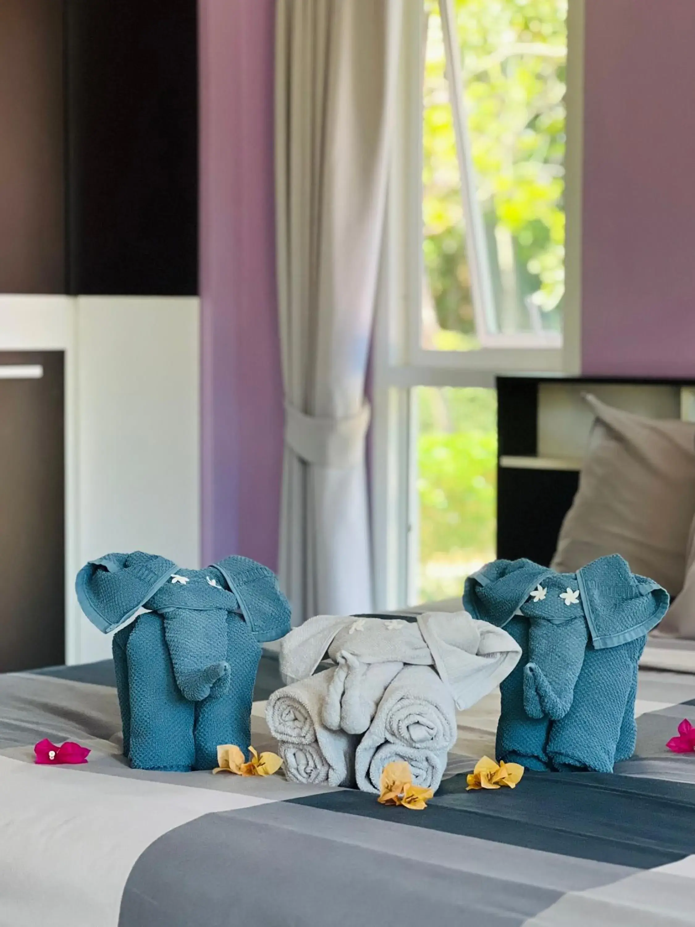 Bedroom, Bed in Evergreen Koh Chang Resort Bedroom, Bed in Evergreen Koh Chang Resort