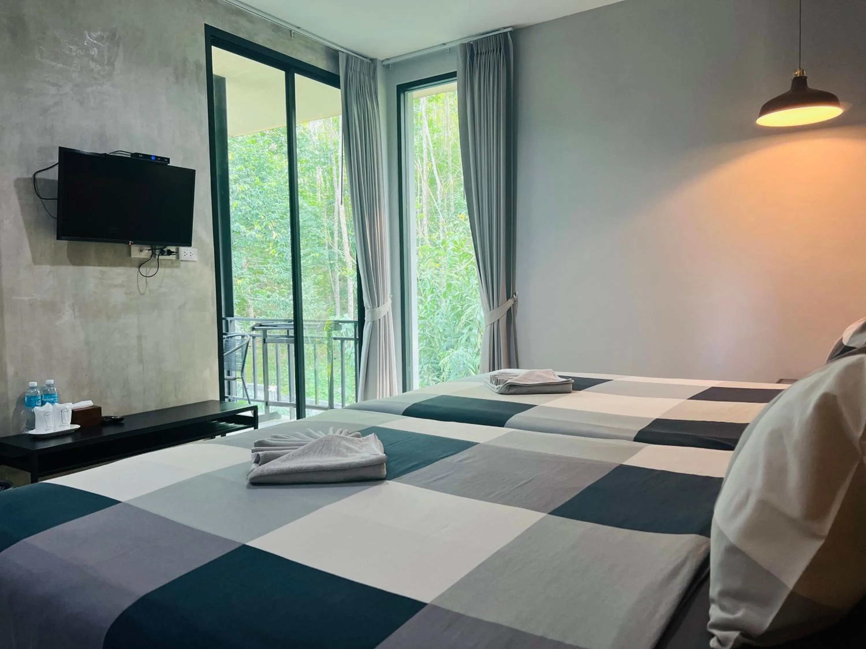 Photo of the whole room, Bed in Evergreen Koh Chang Resort