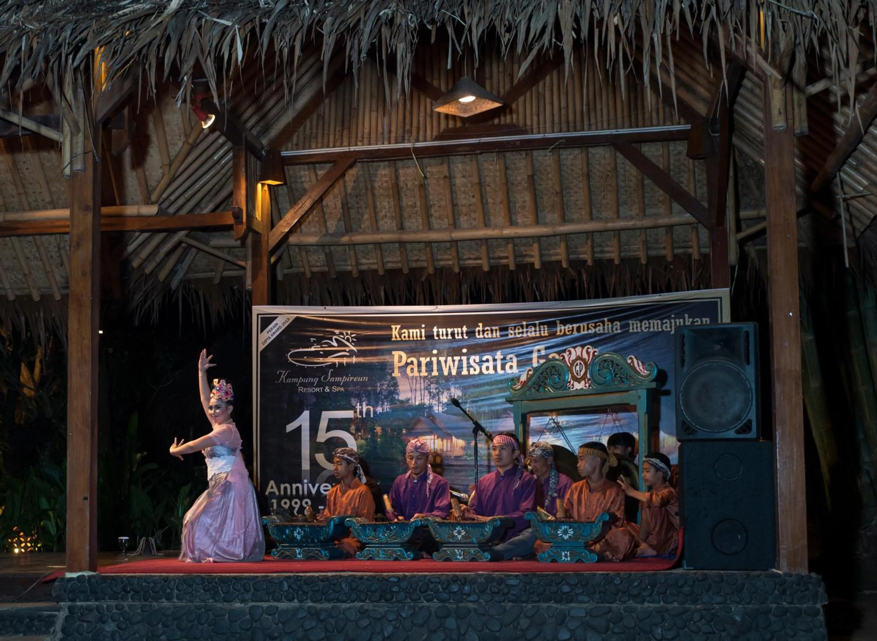 Evening entertainment in Kampung Sampireun Resort & Spa