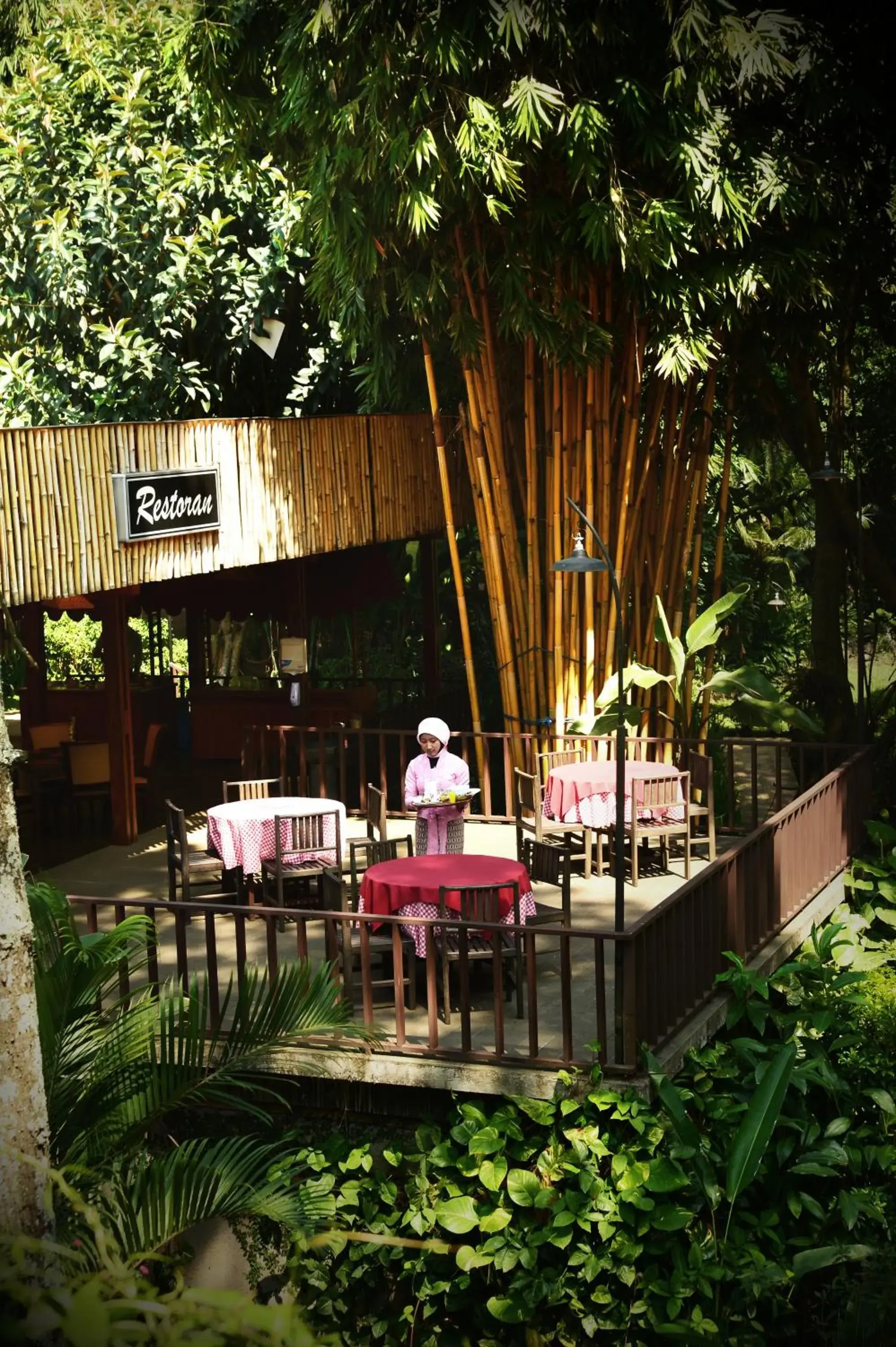 Restaurant/places to eat in Kampung Sampireun Resort & Spa Restaurant/places to eat in Kampung Sampireun Resort & Spa