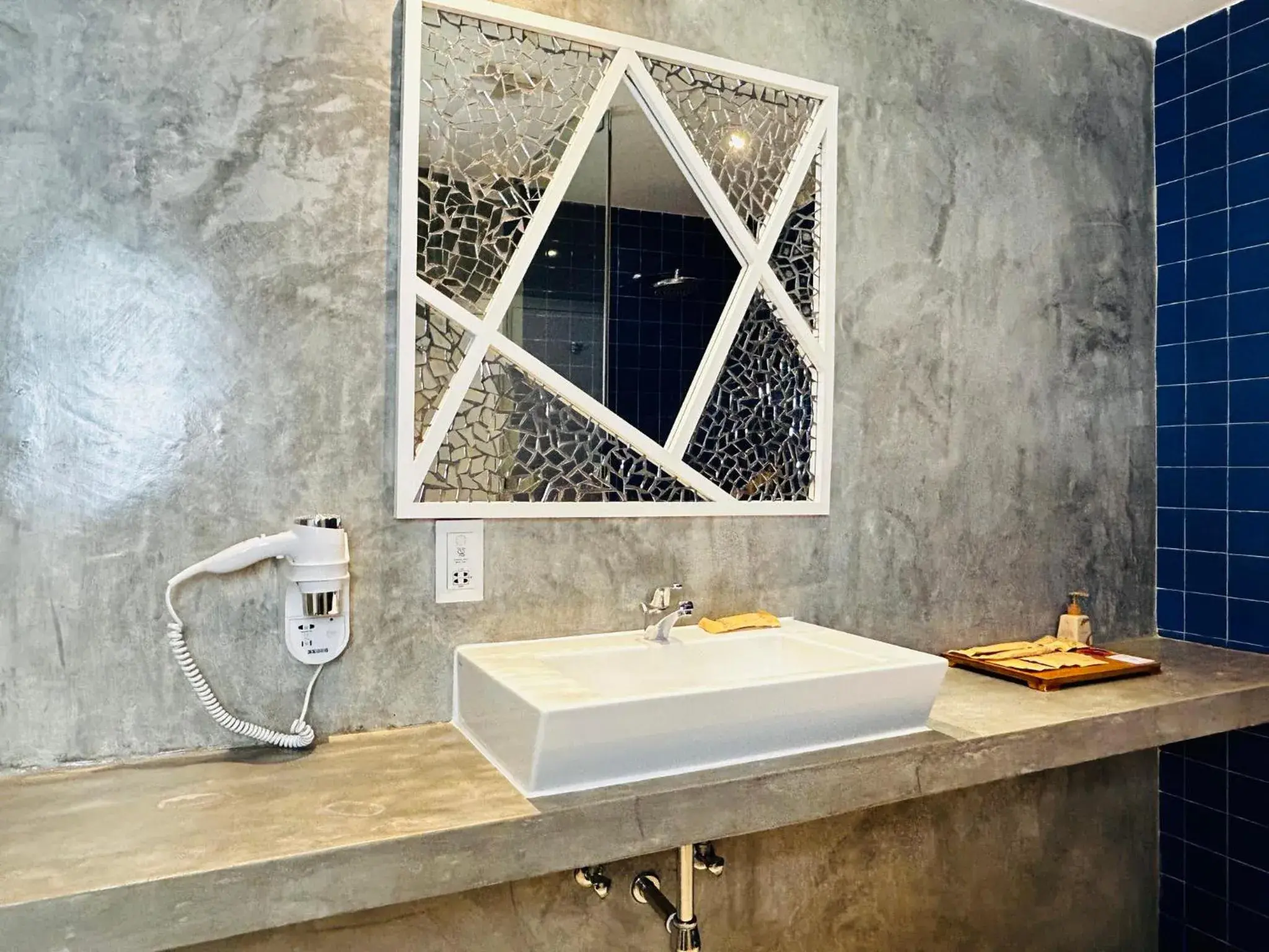 Bathroom in Trinco Blu by Cinnamon Bathroom in Trinco Blu by Cinnamon