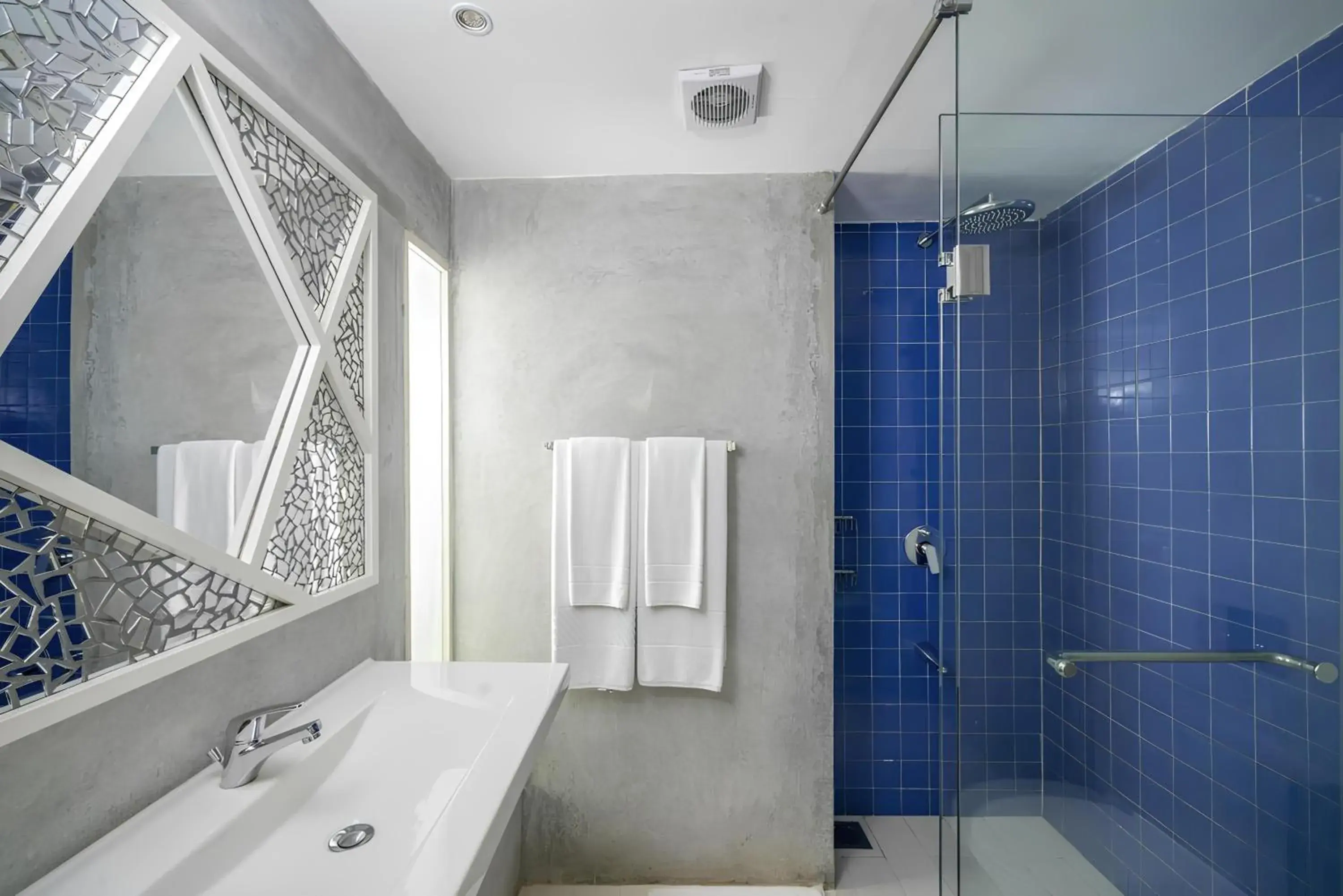 Bathroom in Trinco Blu by Cinnamon Bathroom in Trinco Blu by Cinnamon