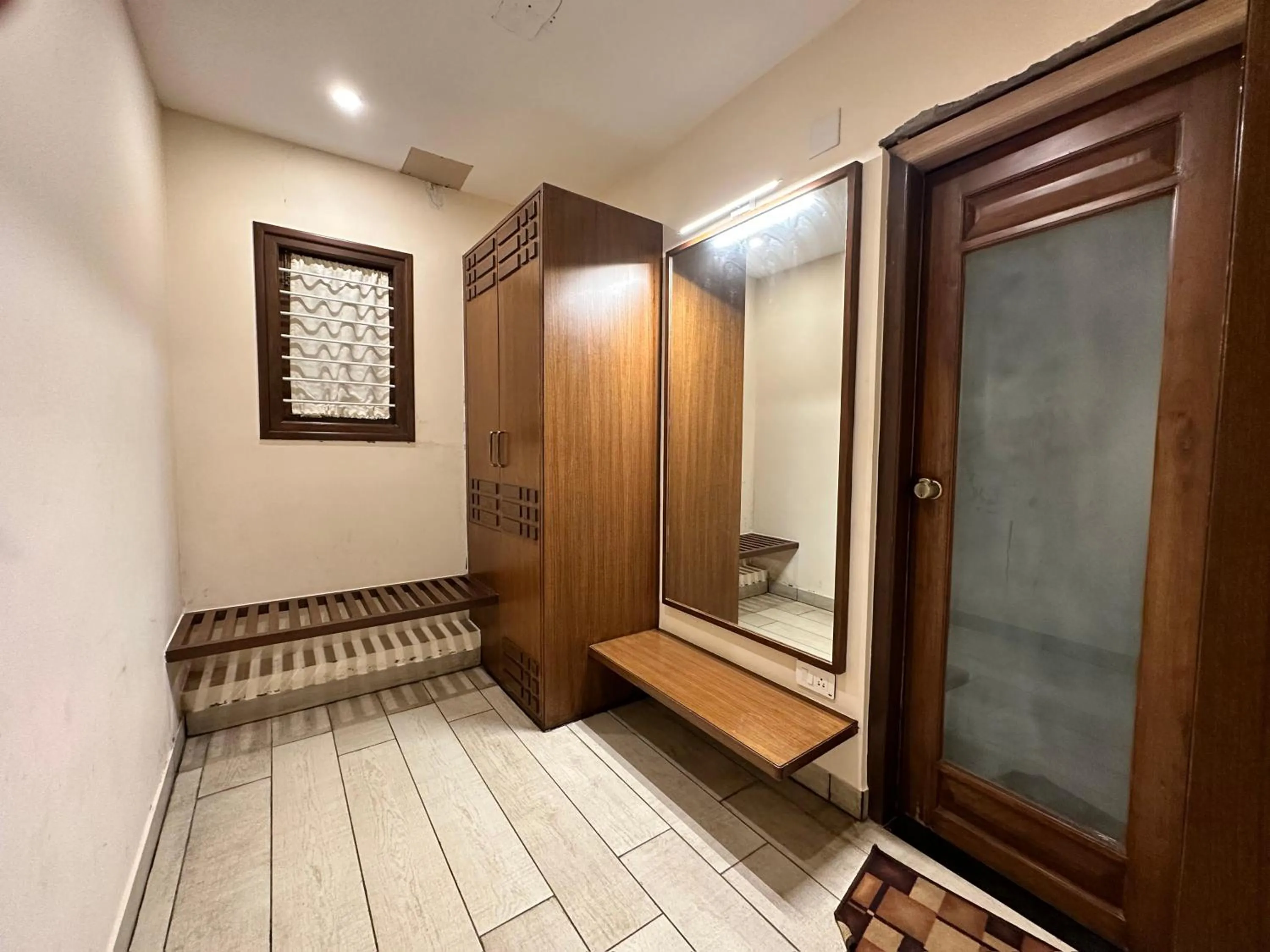 wardrobe in Singaras Coffee Country