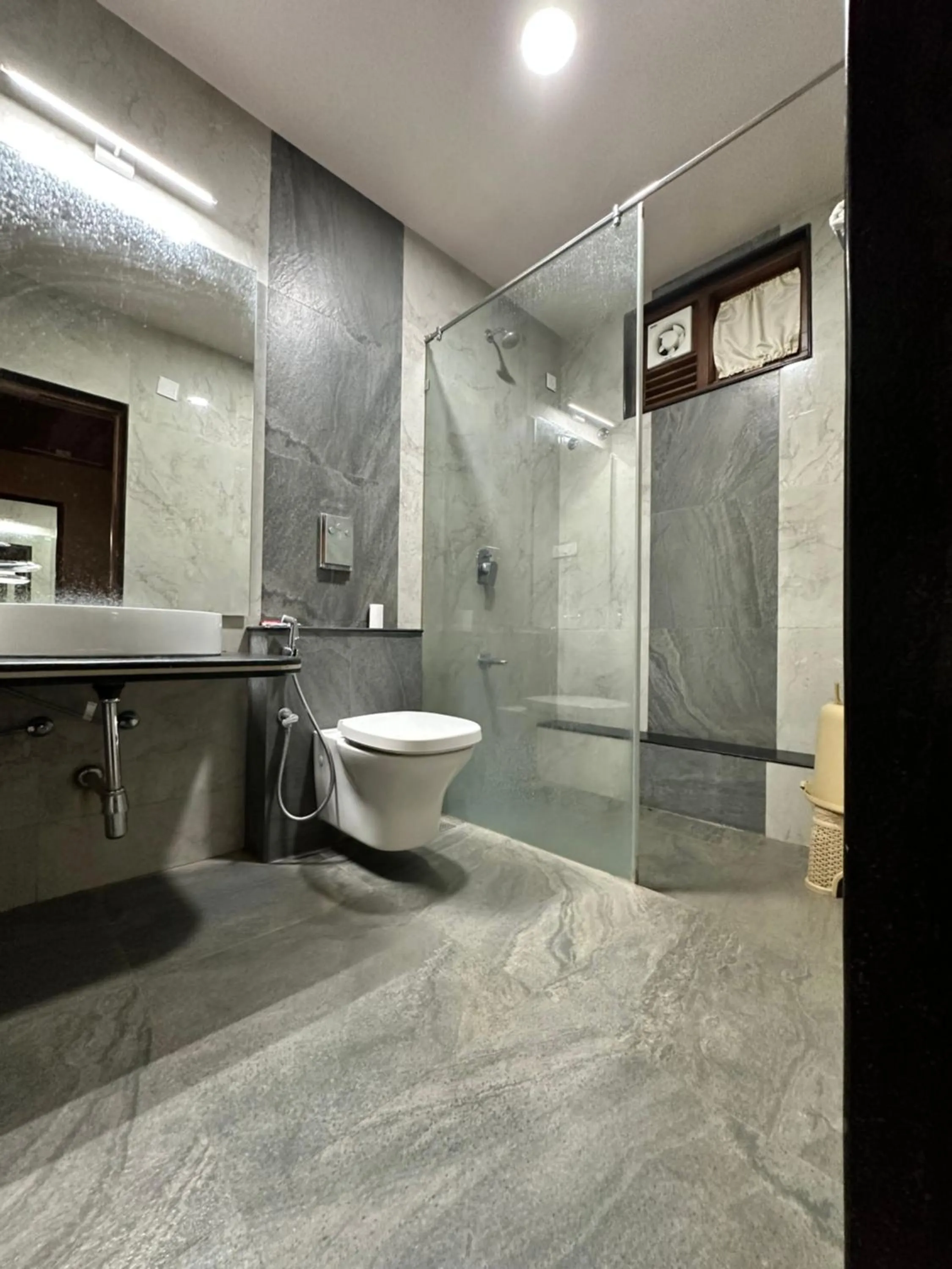 Shower in Singaras Coffee Country