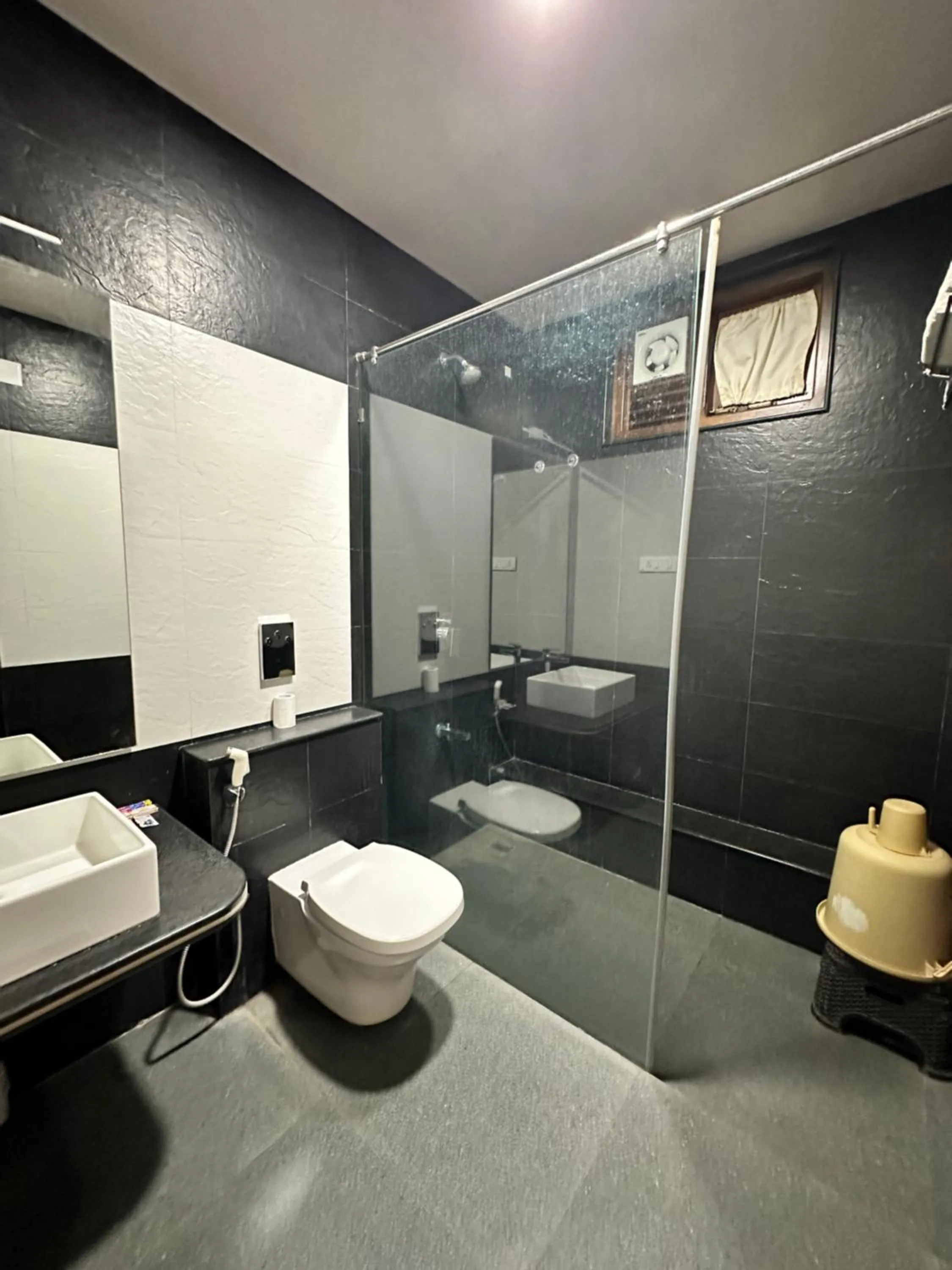 Shower in Singaras Coffee Country