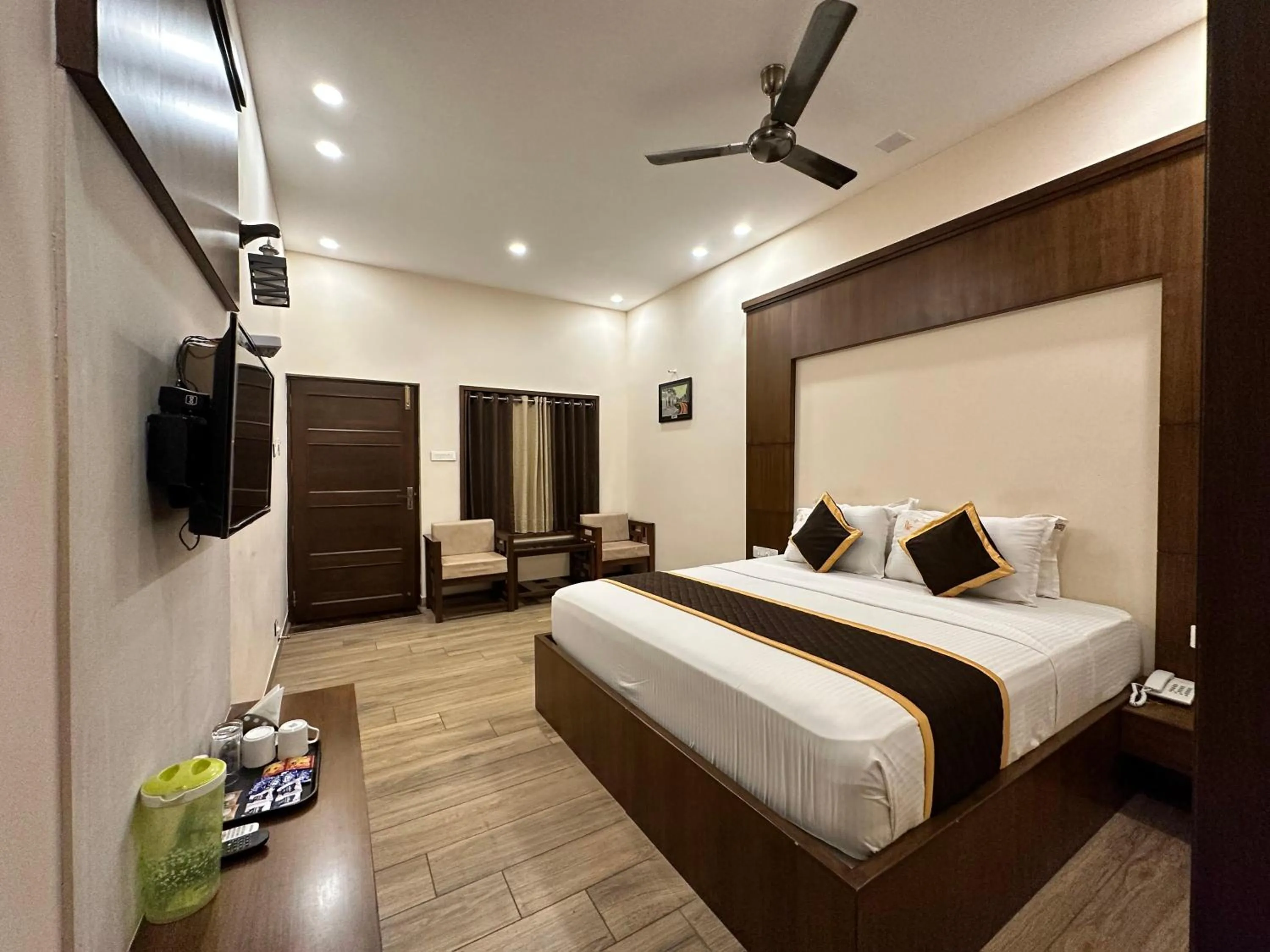 Photo of the whole room, Bed in Singaras Coffee Country