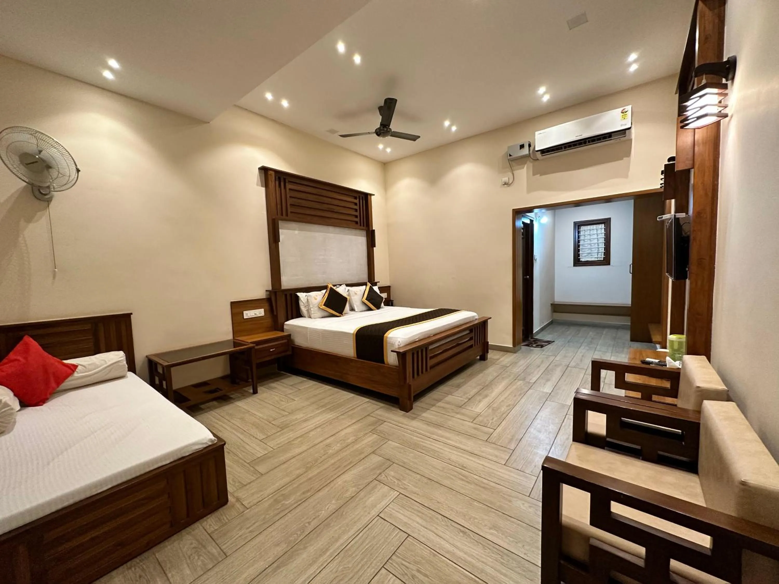 Photo of the whole room, Bed in Singaras Coffee Country