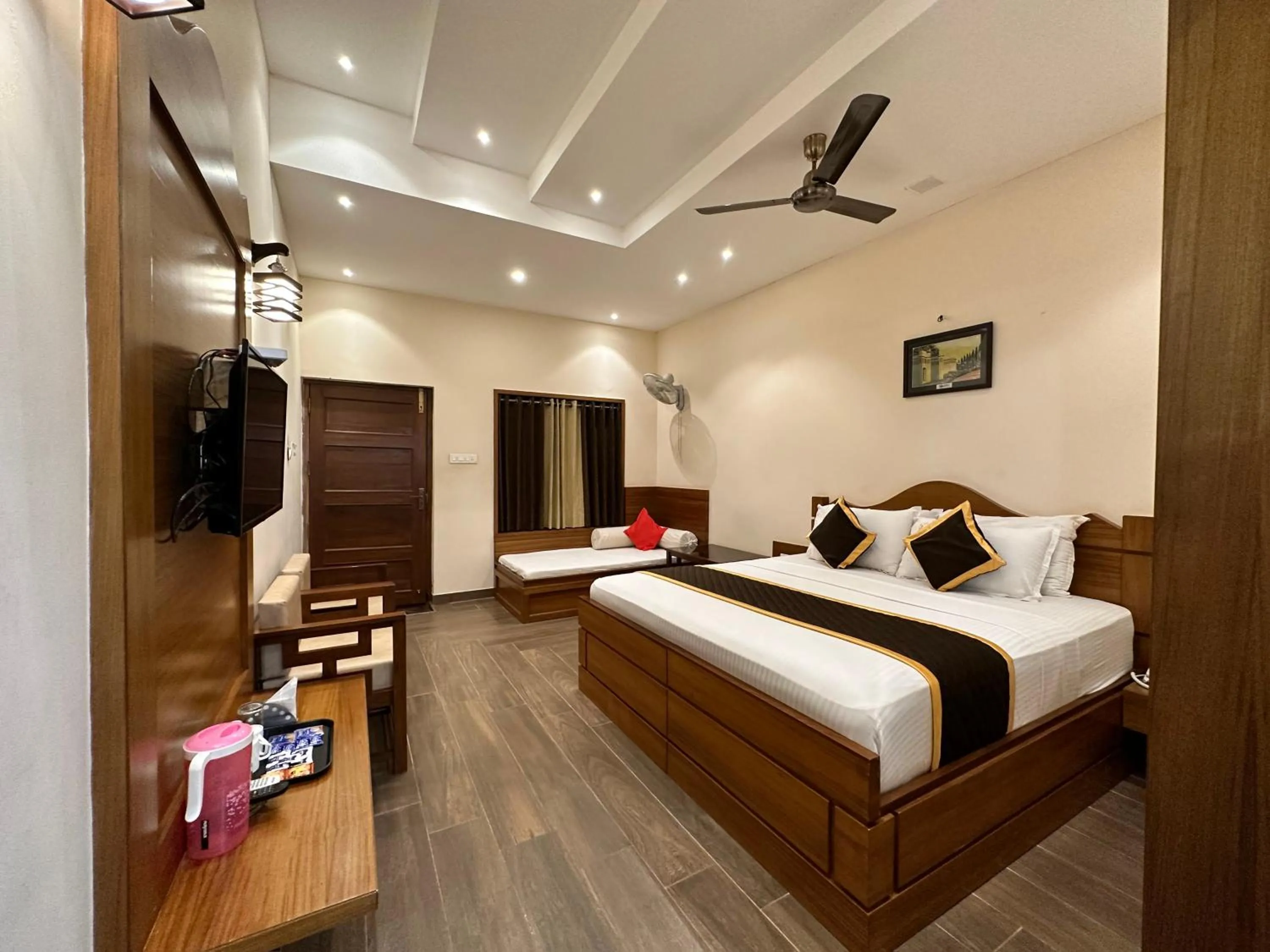 Photo of the whole room, Bed in Singaras Coffee Country