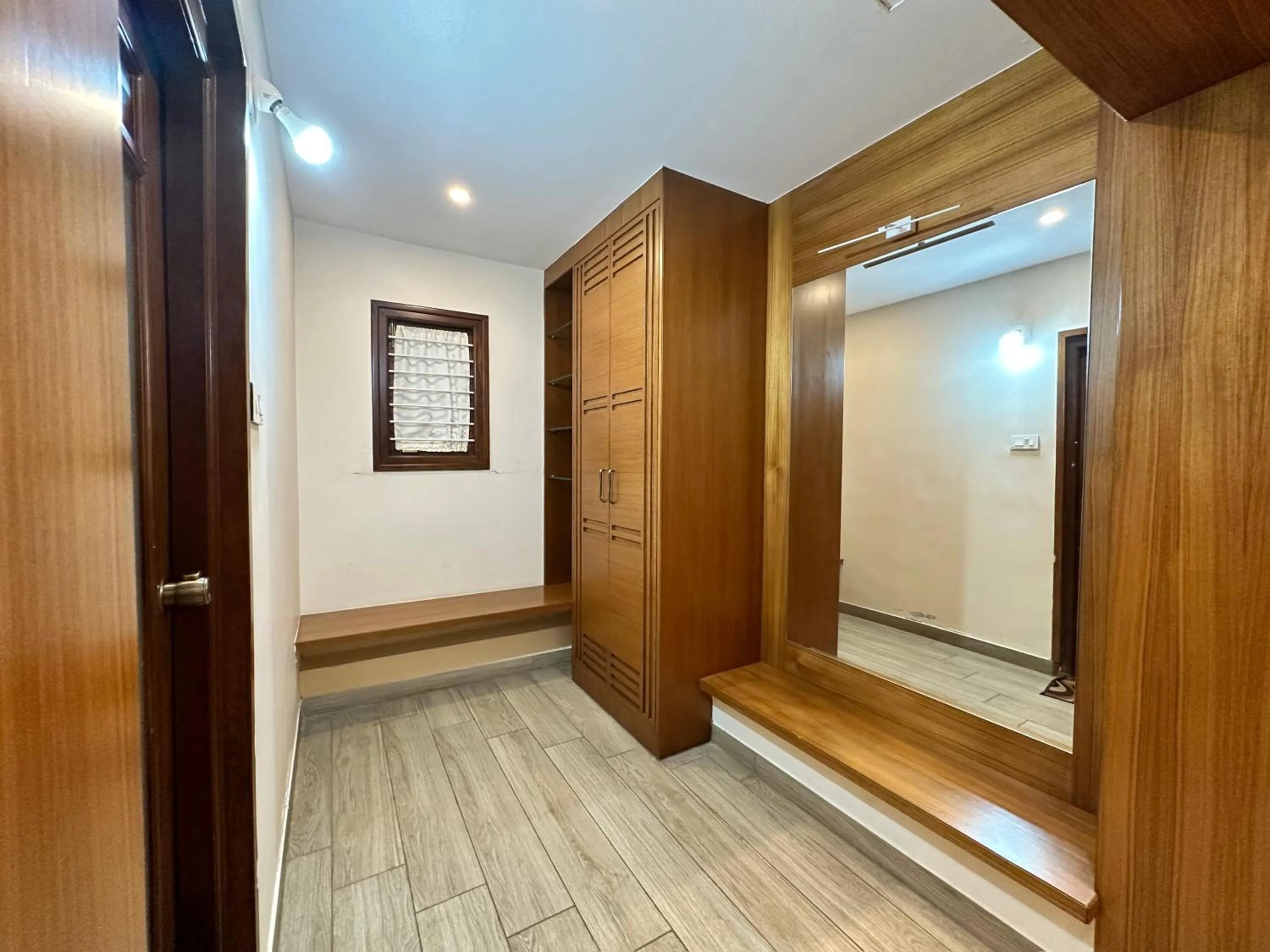 wardrobe in Singaras Coffee Country