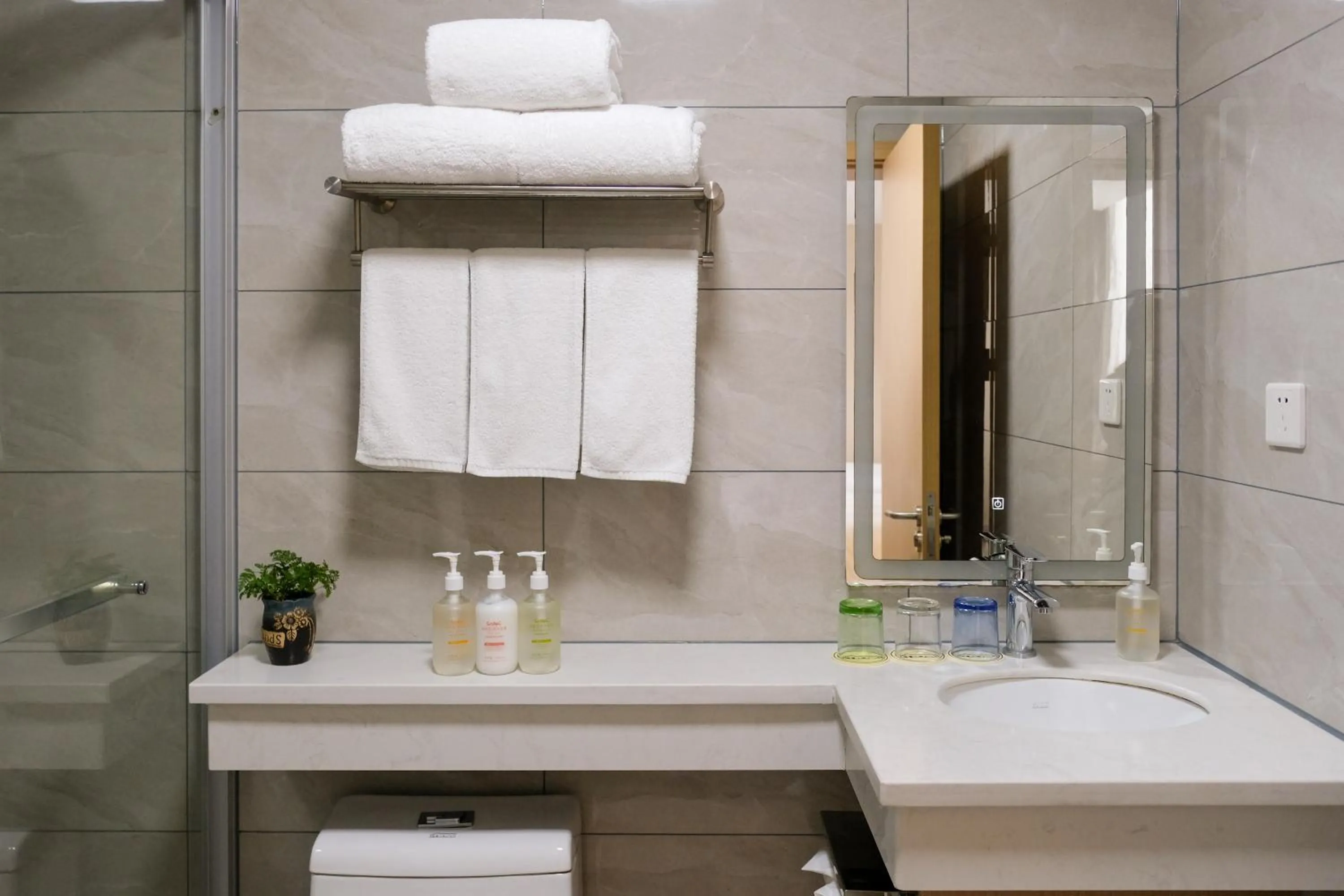 Bathroom in Shanghai JOYFUL YARD Hotel-Free shuttle bus to Pudong Airport and Disneyland