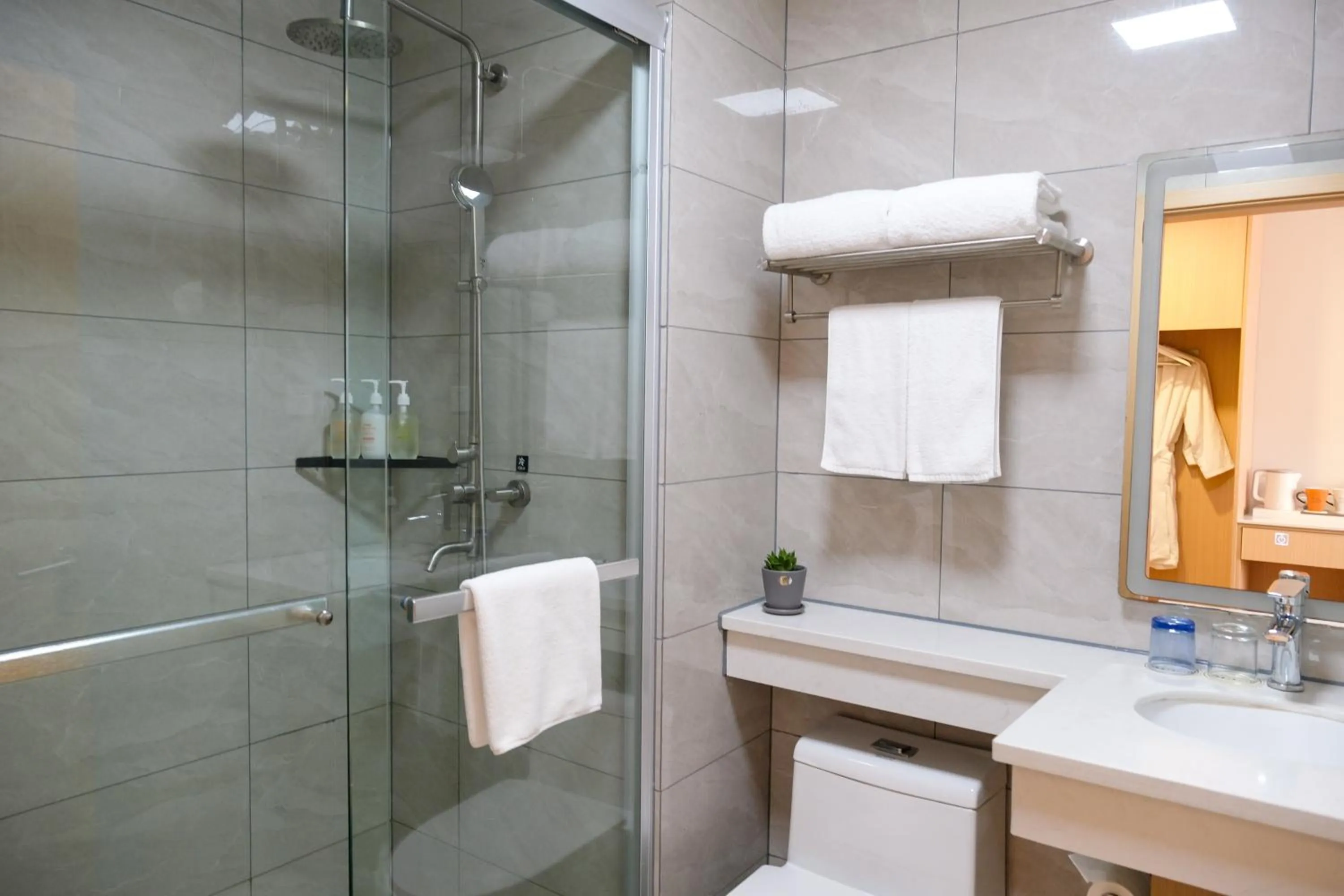 Shower in Shanghai JOYFUL YARD Hotel-Free shuttle bus to Pudong Airport and Disneyland