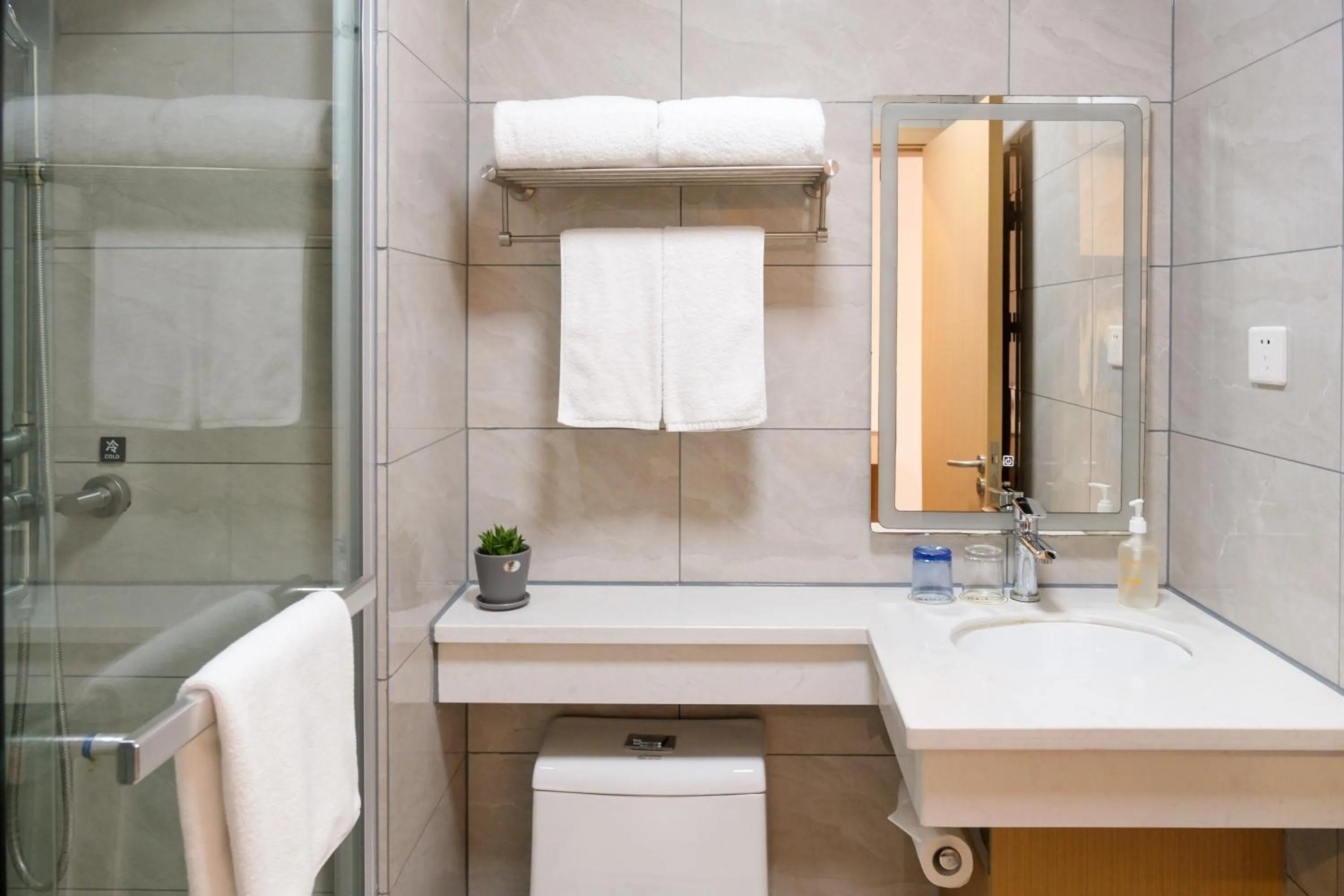 Shower in Shanghai JOYFUL YARD Hotel-Free shuttle bus to Pudong Airport and Disneyland