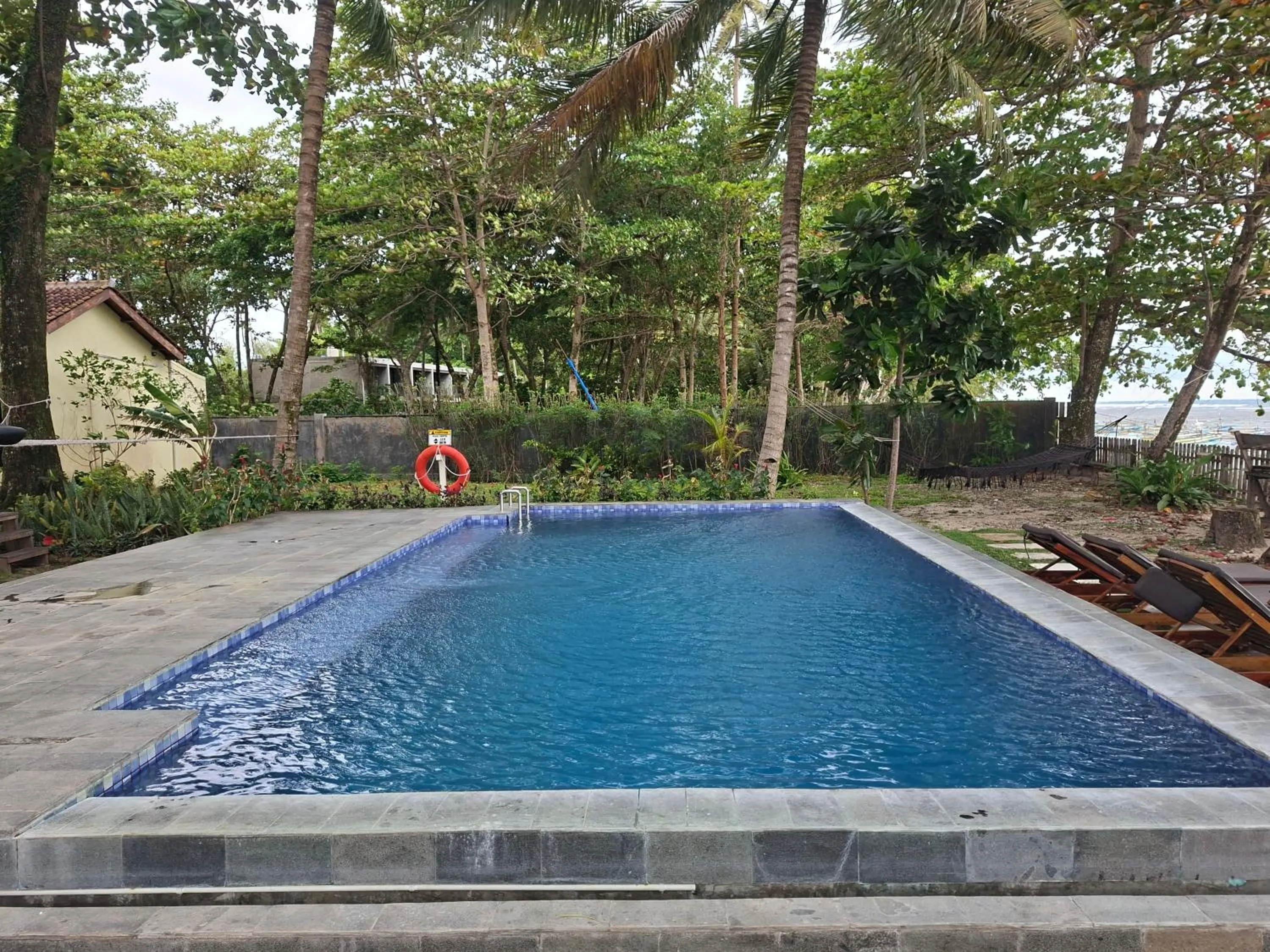 Swimming pool in Kambuna Bungalow
