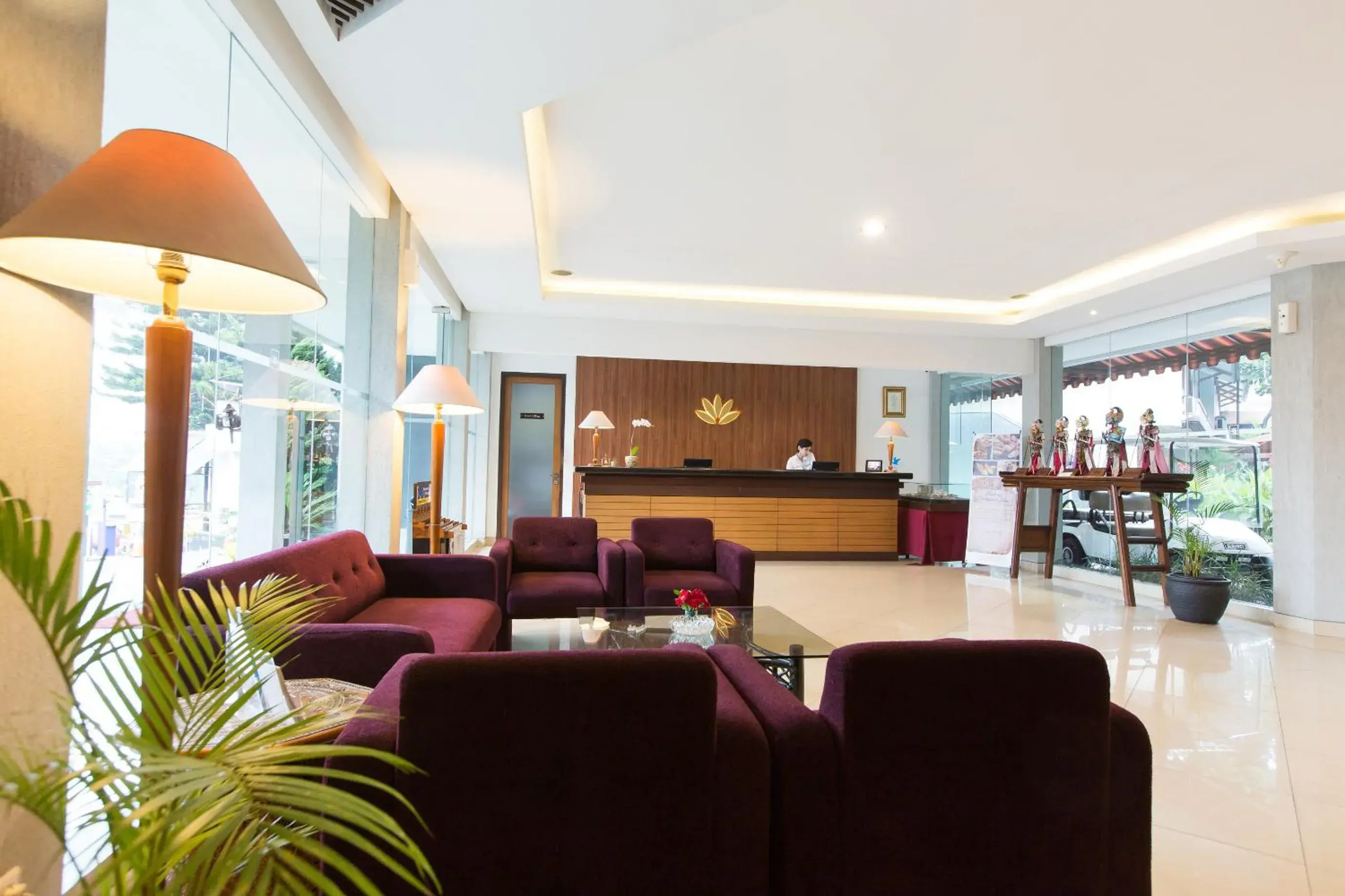 Lobby/Reception in Gumilang Regency Hotel by Gumilang Hospitality