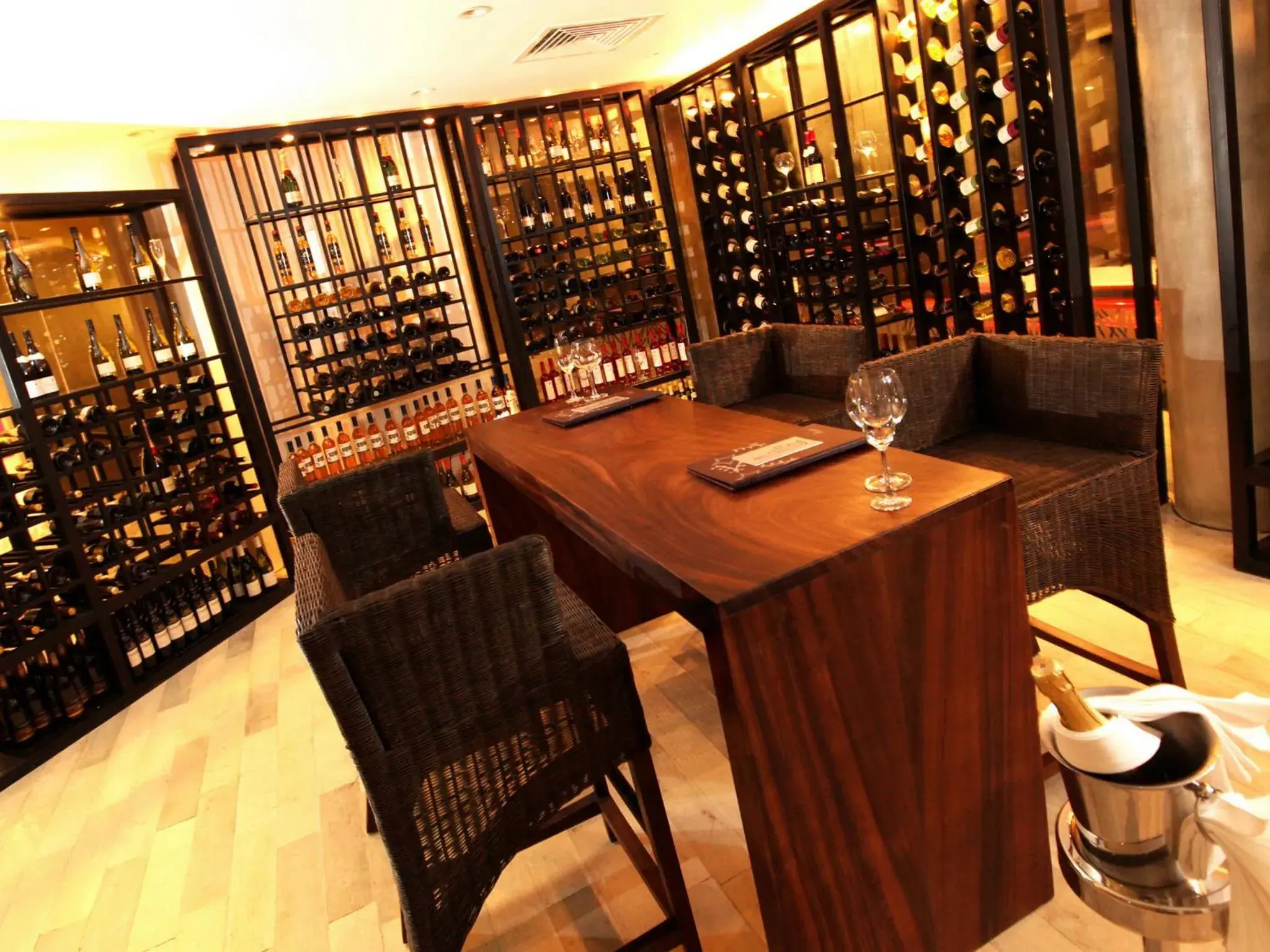 Lounge or bar in Hikka Tranz by Cinnamon Lounge or bar in Hikka Tranz by Cinnamon