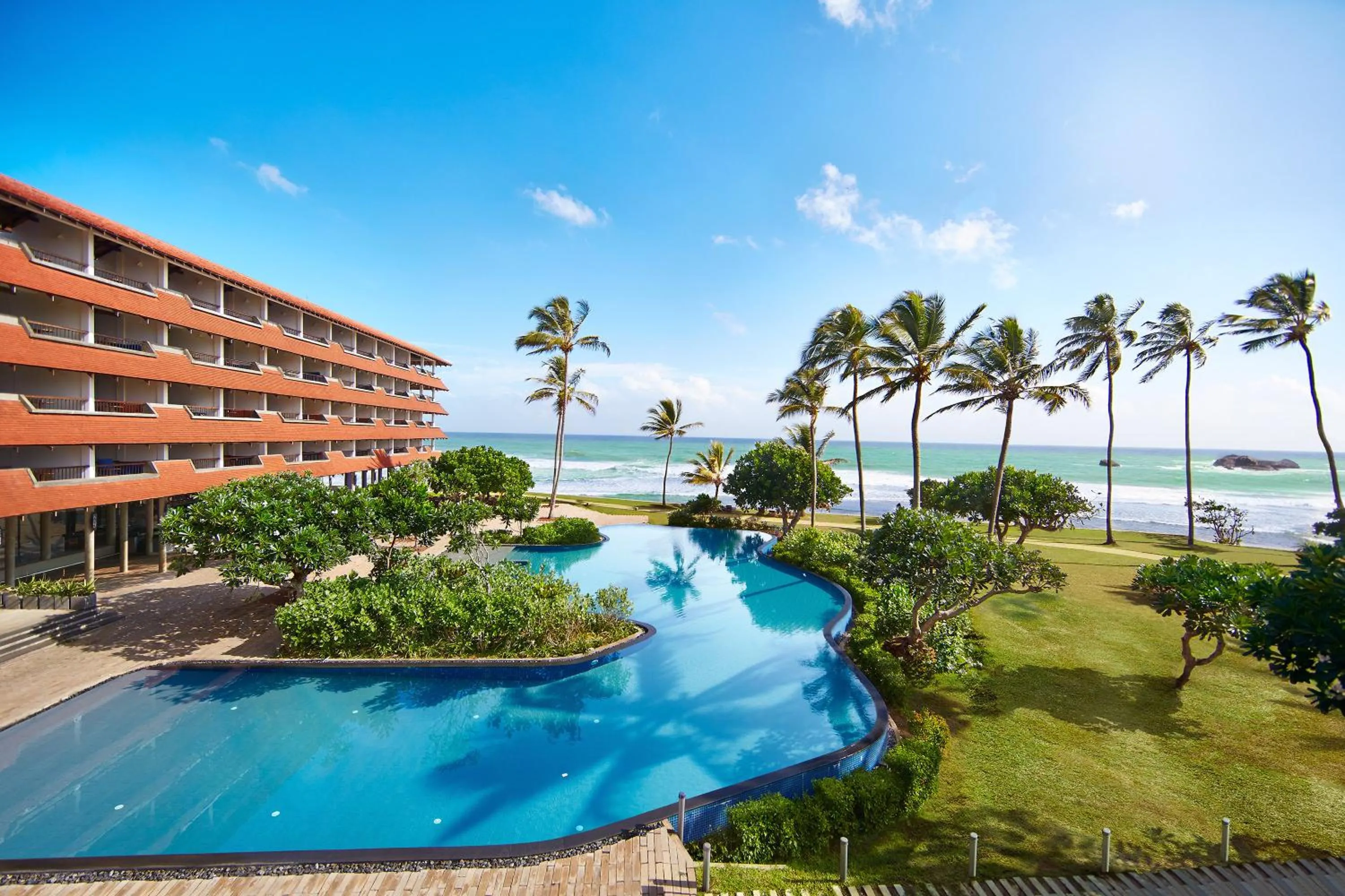 Swimming pool in Hikka Tranz by Cinnamon