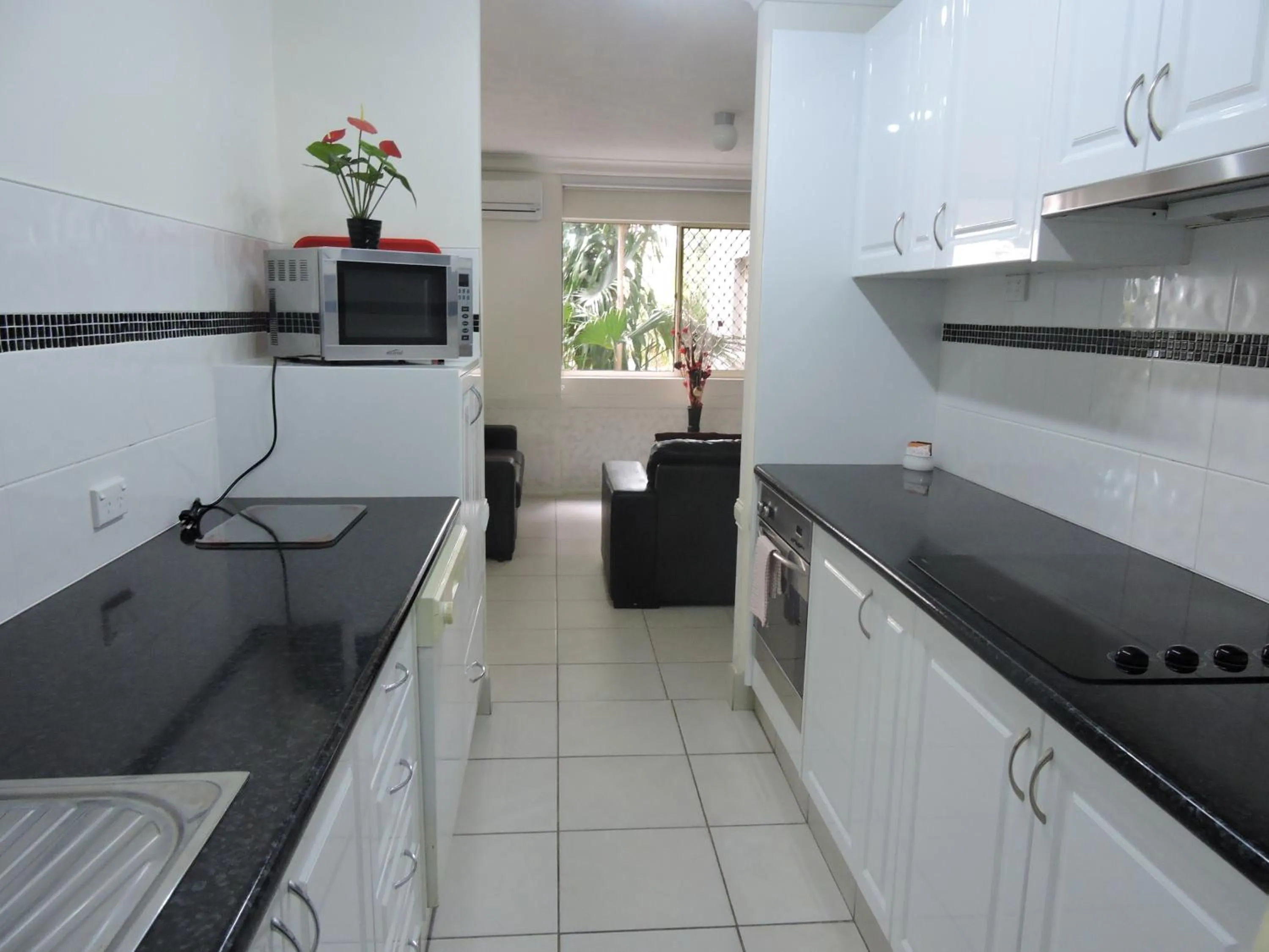 Kitchen or kitchenette in Bayview Beach Holiday Apartments