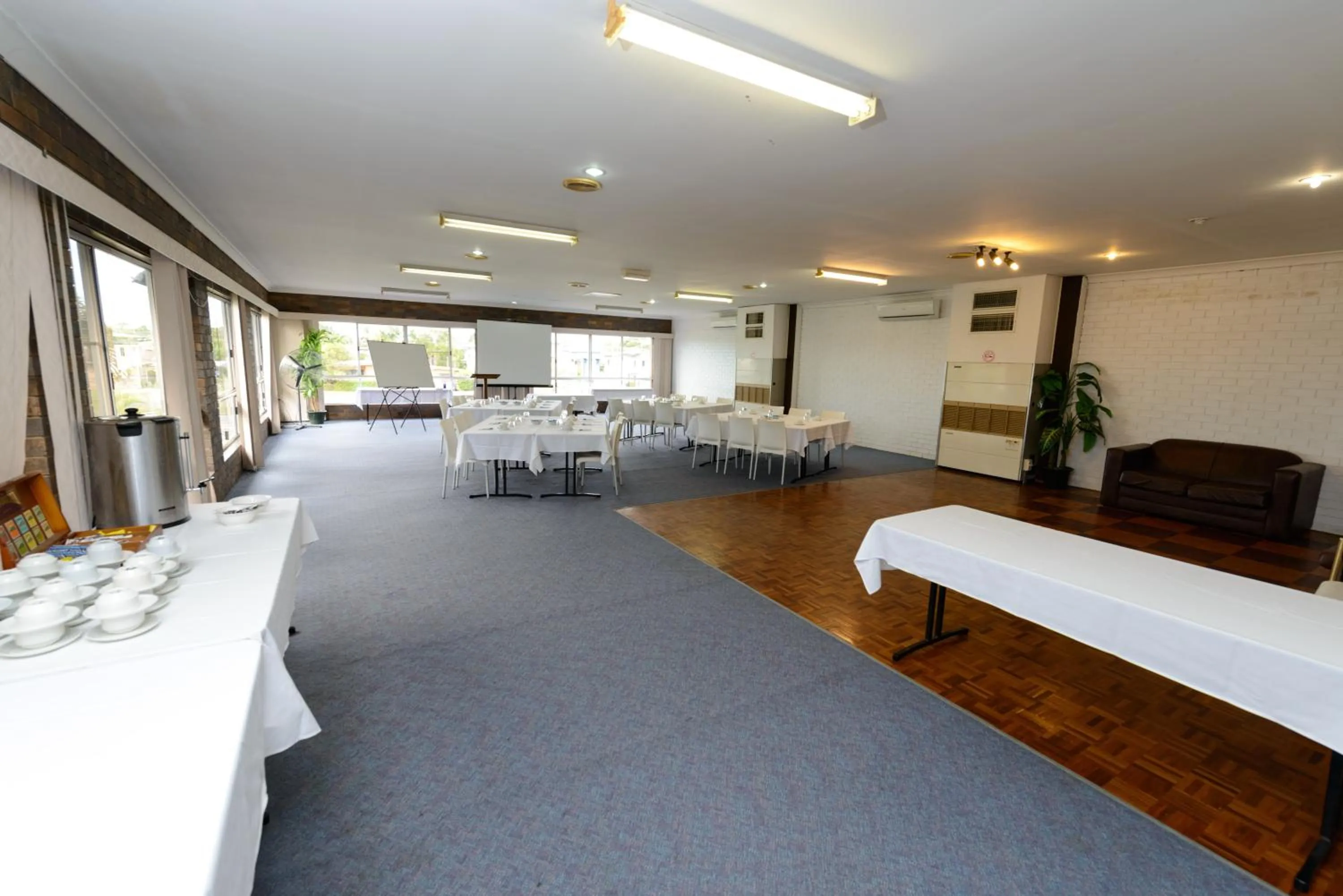 Business facilities in Smart Motels Bert Hinkler
