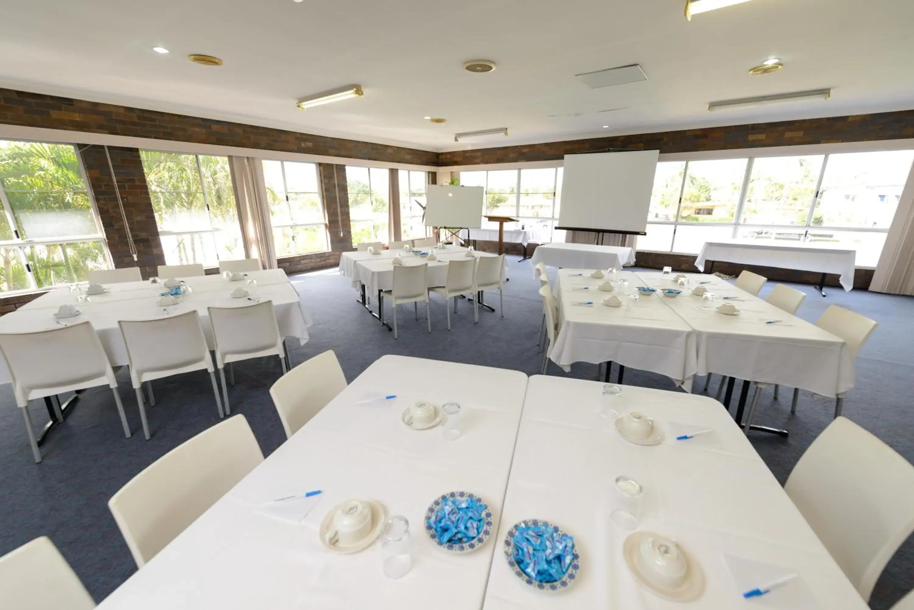 Restaurant/places to eat in Smart Motels Bert Hinkler Restaurant/places to eat in Smart Motels Bert Hinkler